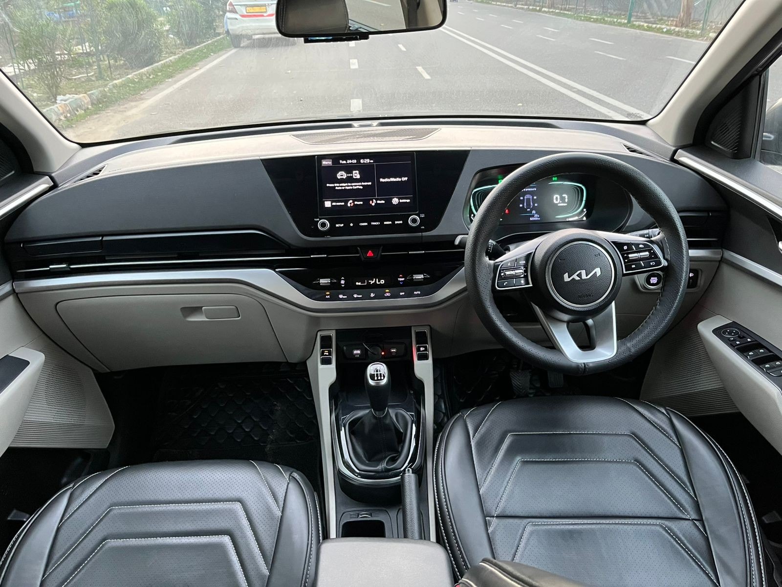 View 2024 Kia Carens Prestige Plus 1.5 Turbo Petrol IMT 7 STR Image 9 Used 2024 Kia Carens Prestige Plus 1.5 Turbo Petrol IMT 7 STR Image 9