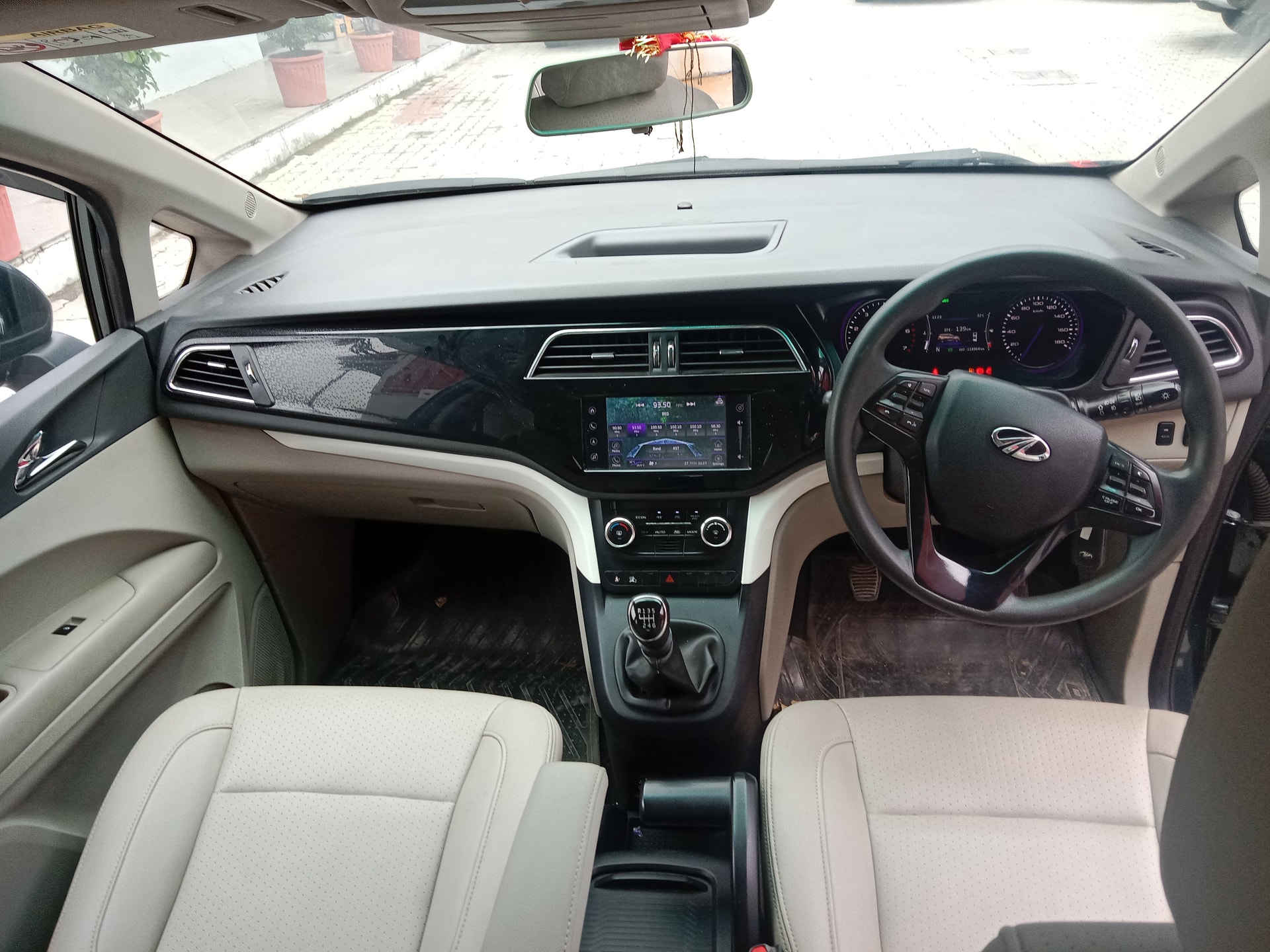 View 2018 Mahindra Marazzo M8 7-Seater Image 3 Used 2018 Mahindra Marazzo M8 7-Seater Image 3