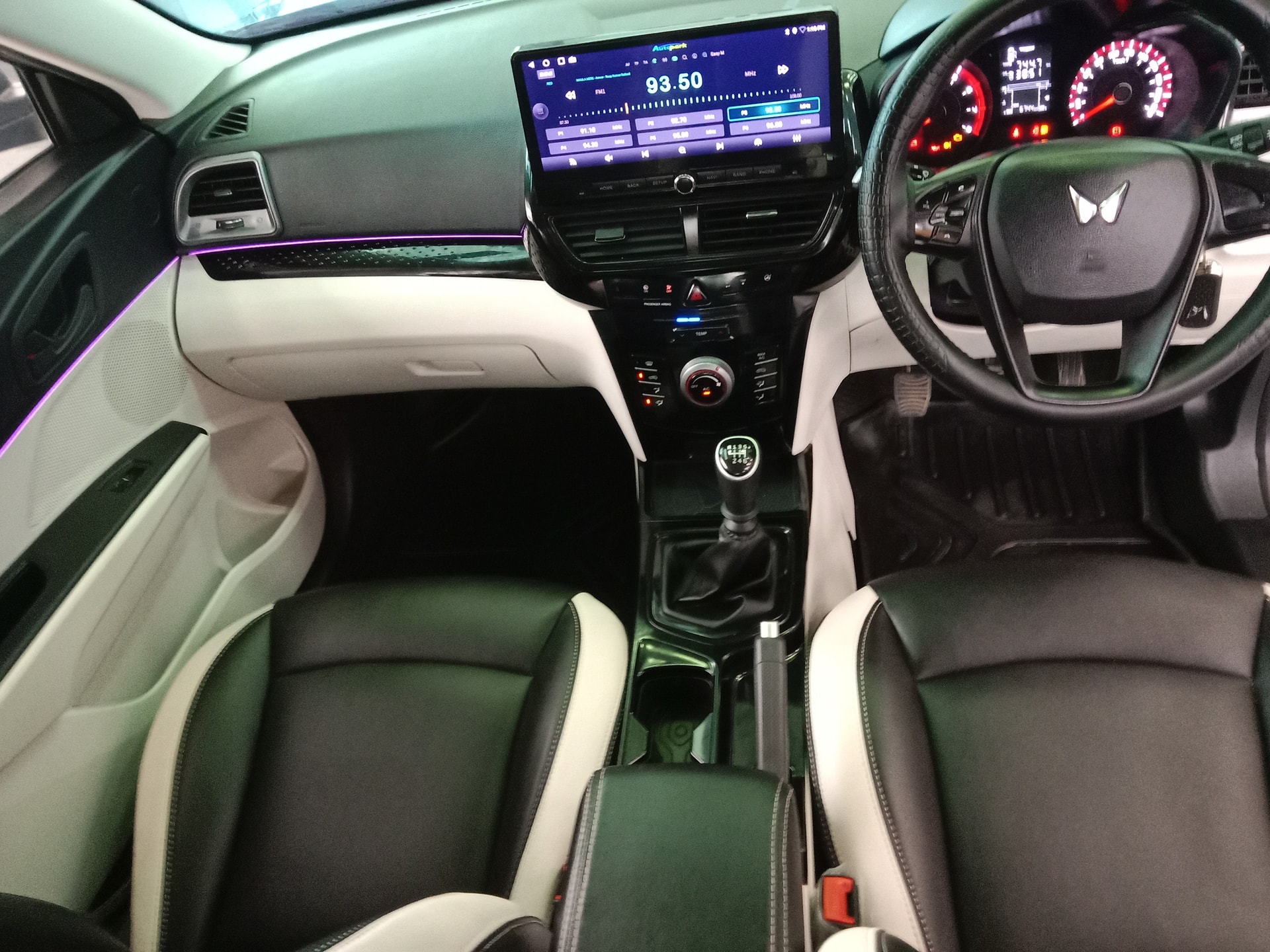 View 2025 Mahindra XUV 3XO MX2 Pro 1.2 L TCMPFi Image 3 Used 2025 Mahindra XUV 3XO MX2 Pro 1.2 L TCMPFi Image 3