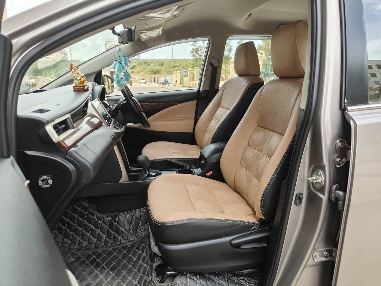 View 2022 Toyota Innova Crysta 2.4 G MT 8-Seater Image 3 Used 2022 Toyota Innova Crysta 2.4 G MT 8-Seater Image 3