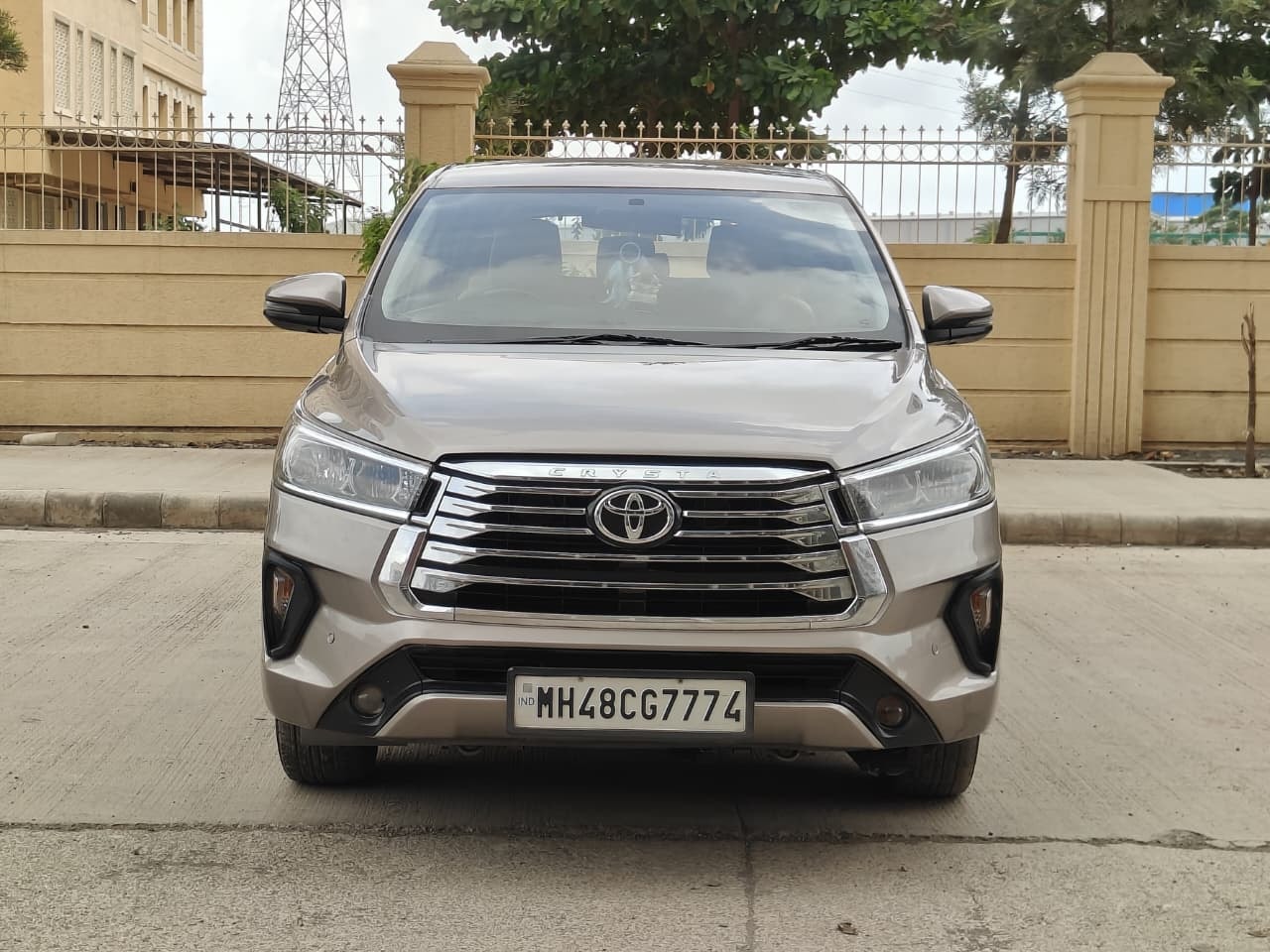 View 2022 Toyota Innova Crysta 2.4 G MT 8-Seater Image 2 Used 2022 Toyota Innova Crysta 2.4 G MT 8-Seater Image 2