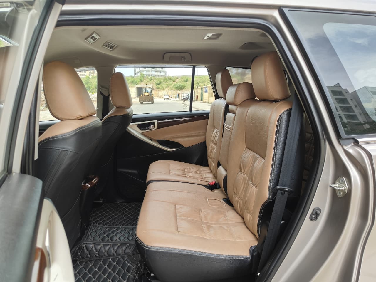 View 2022 Toyota Innova Crysta 2.4 G MT 8-Seater Image 5 Used 2022 Toyota Innova Crysta 2.4 G MT 8-Seater Image 5