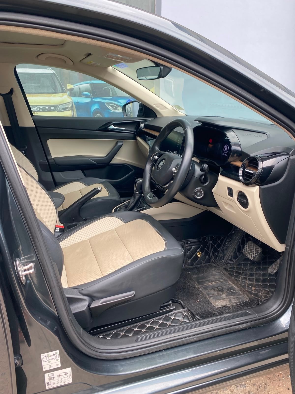 View 2023 Skoda Slavia Style 1.0 TSI AT Image 3 Used 2023 Skoda Slavia Style 1.0 TSI AT Image 3