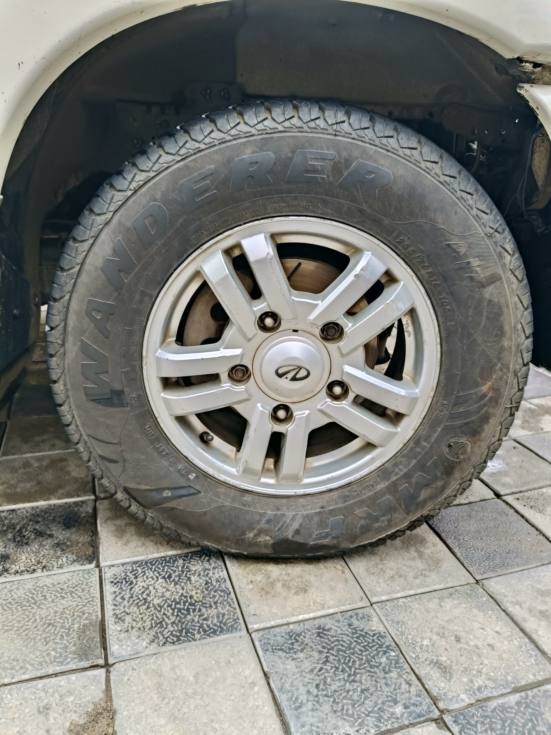 View 2014 Mahindra Scorpio VLX 2WD BS4 Airbag Image 13 Used 2014 Mahindra Scorpio VLX 2WD BS4 Airbag Image 13
