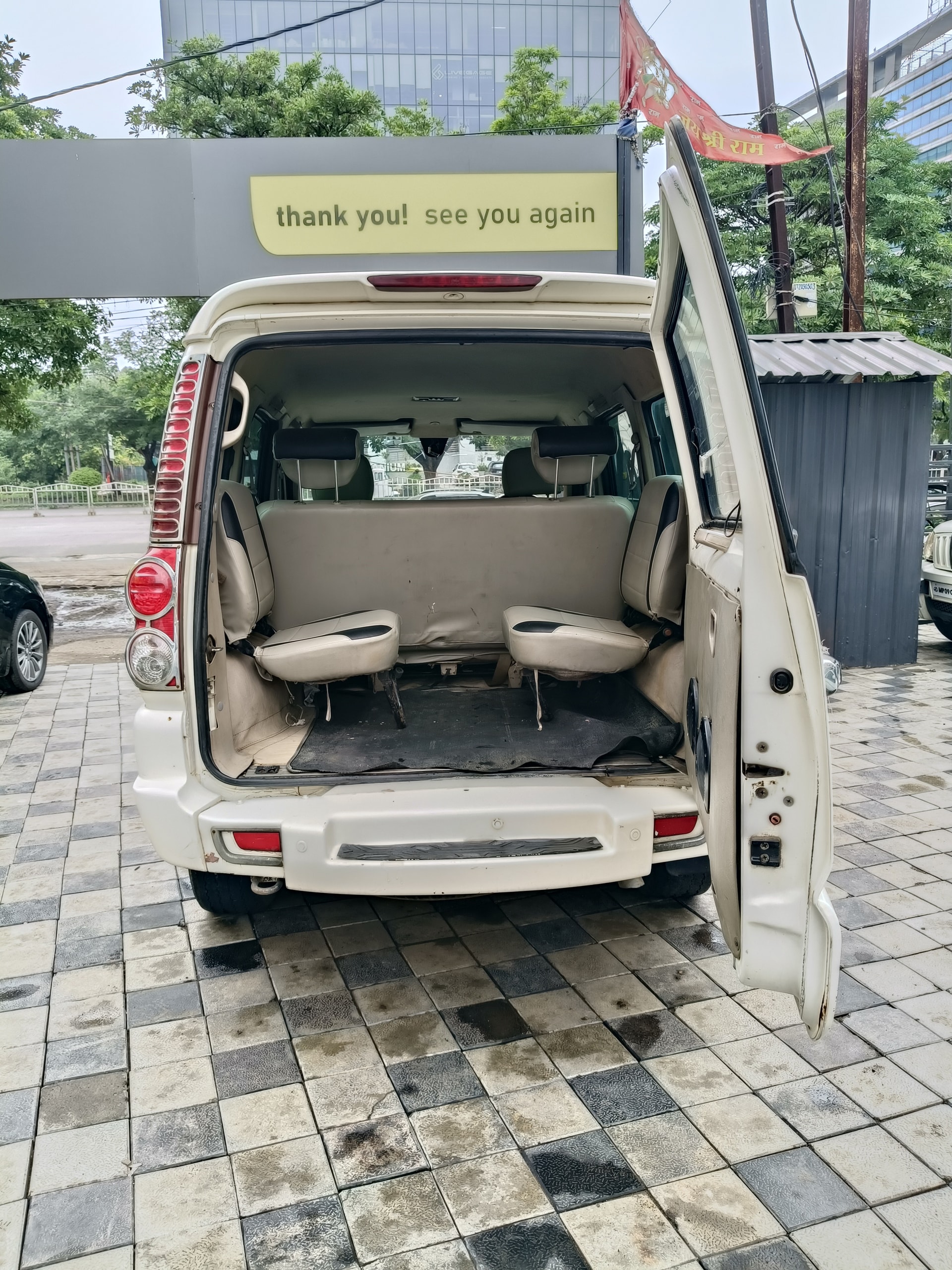 View 2014 Mahindra Scorpio VLX 2WD BS4 Airbag Image 14 Used 2014 Mahindra Scorpio VLX 2WD BS4 Airbag Image 14