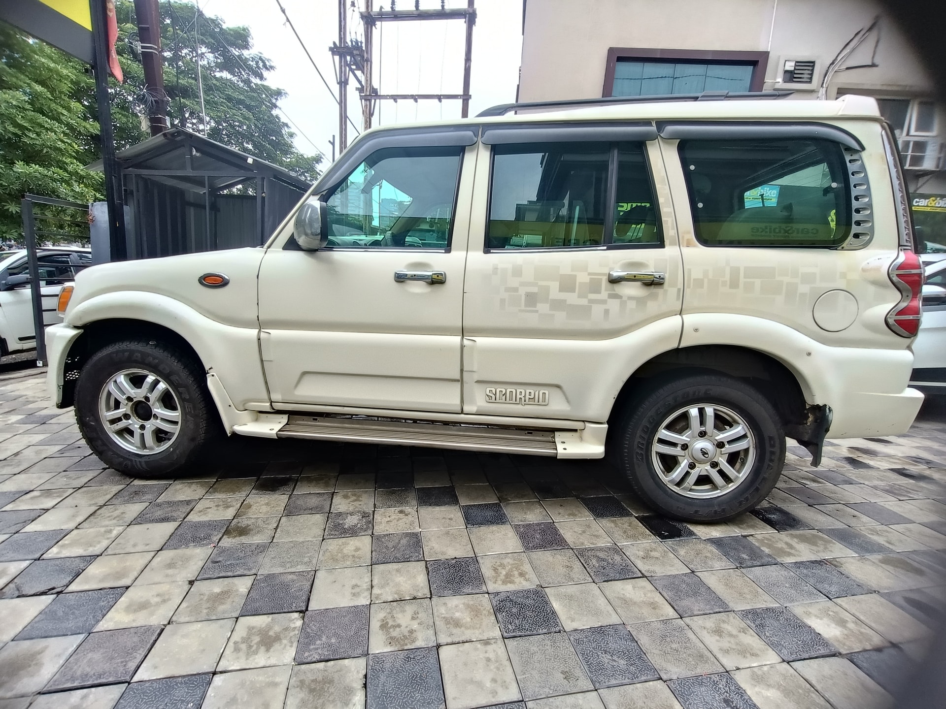 View 2014 Mahindra Scorpio VLX 2WD BS4 Airbag Image 6 Used 2014 Mahindra Scorpio VLX 2WD BS4 Airbag Image 6