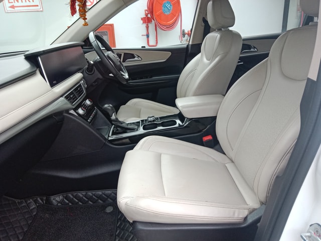View Mahindra XUV700 Image 13 Used Mahindra XUV700 Image 13