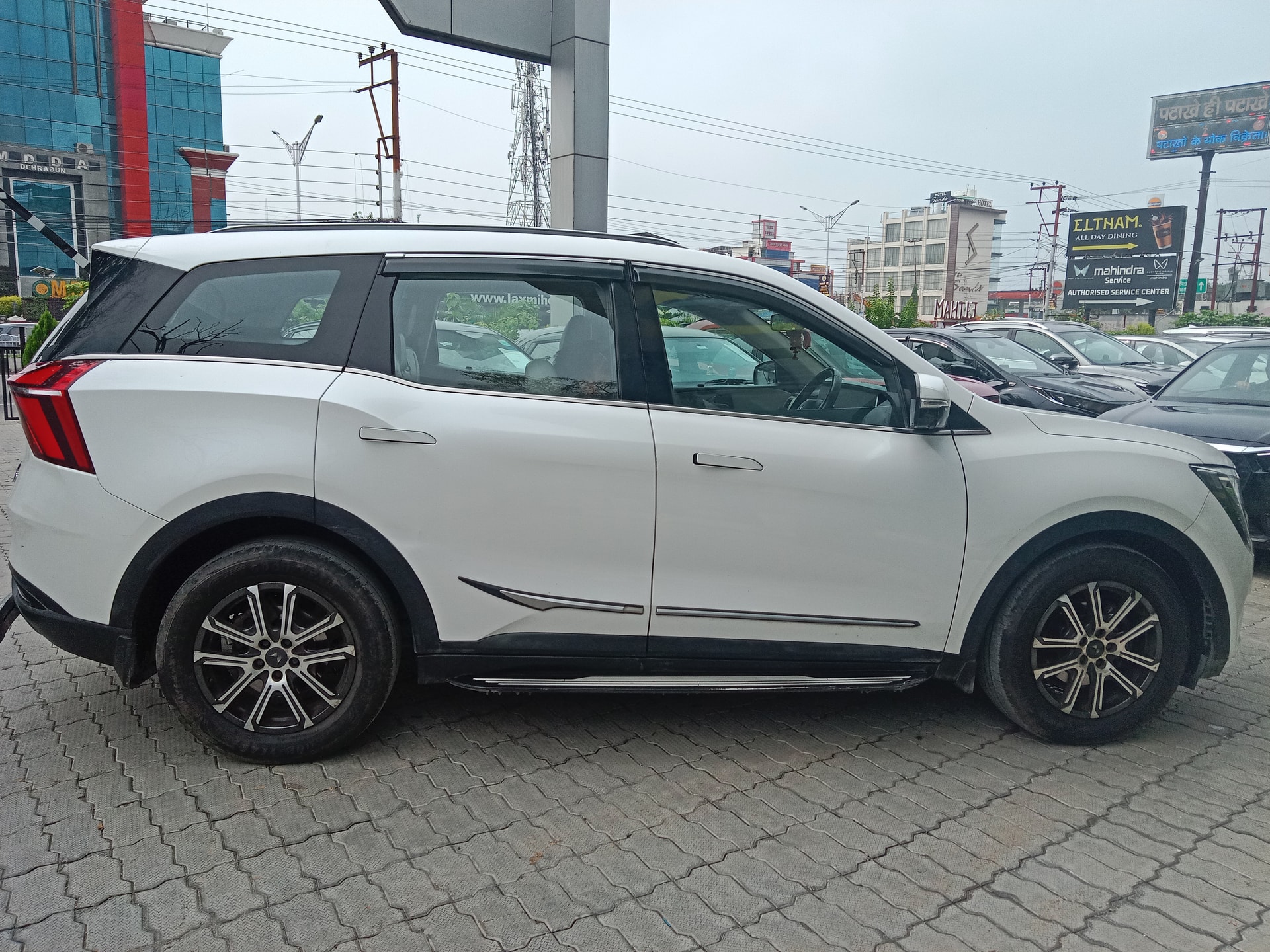 View 2022 Mahindra XUV700 AX7 AT Luxury Petrol 7 STR Image 8 Used 2022 Mahindra XUV700 AX7 AT Luxury Petrol 7 STR Image 8
