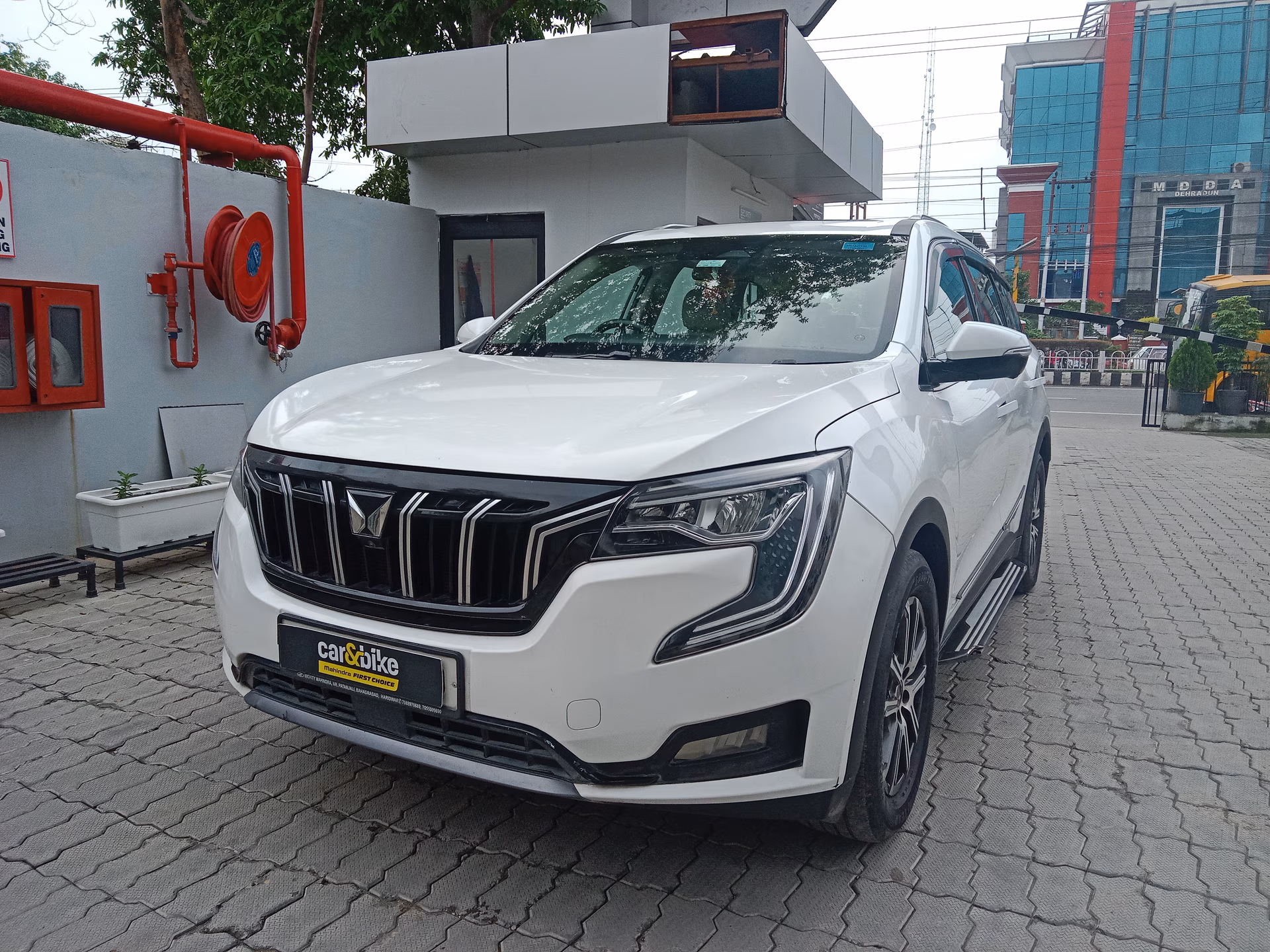 View 2022 Mahindra XUV700 AX7 AT Luxury Petrol 7 STR Image 1 Used 2022 Mahindra XUV700 AX7 AT Luxury Petrol 7 STR Image 1