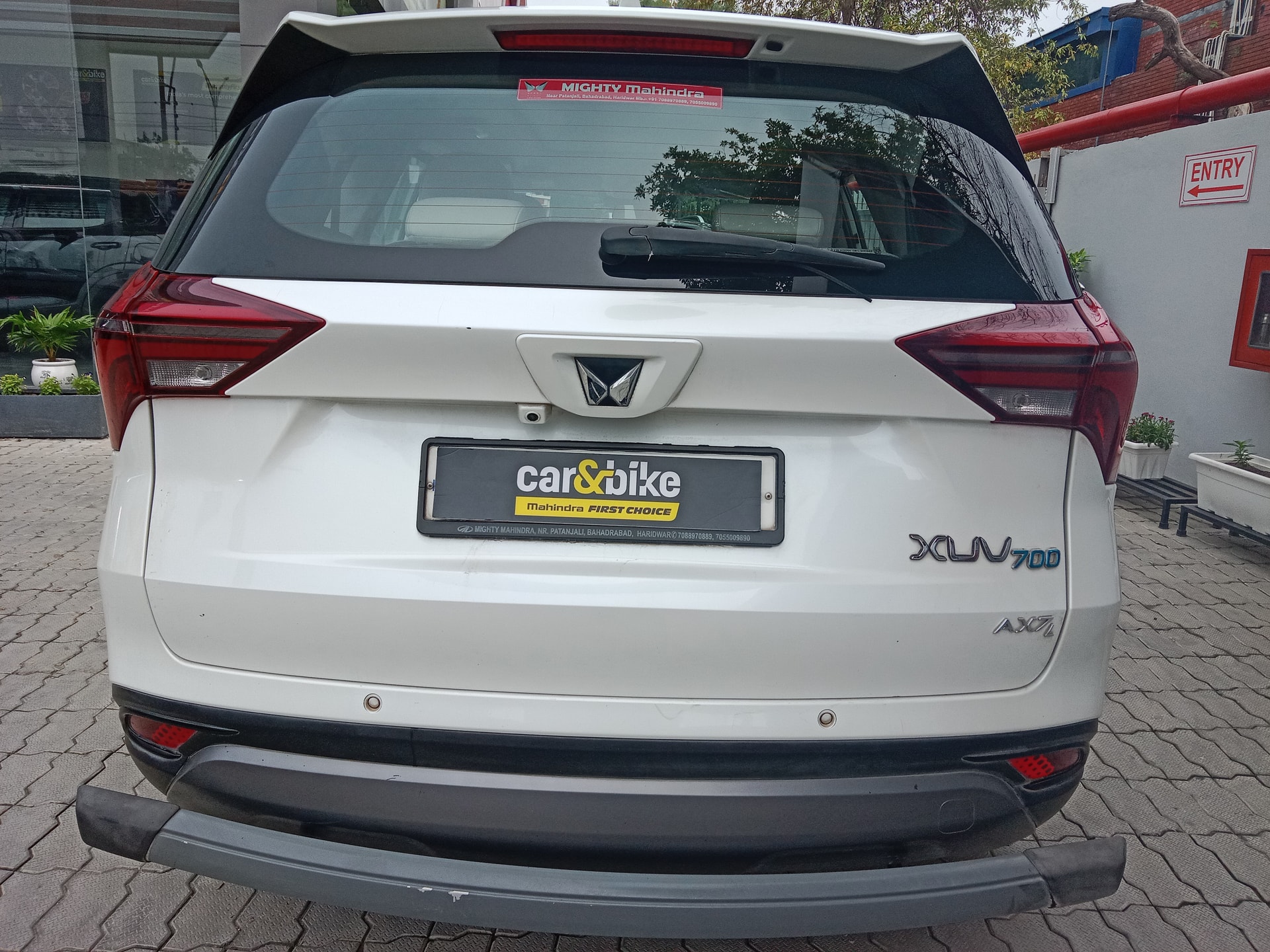 View 2022 Mahindra XUV700 AX7 AT Luxury Petrol 7 STR Image 4 Used 2022 Mahindra XUV700 AX7 AT Luxury Petrol 7 STR Image 4