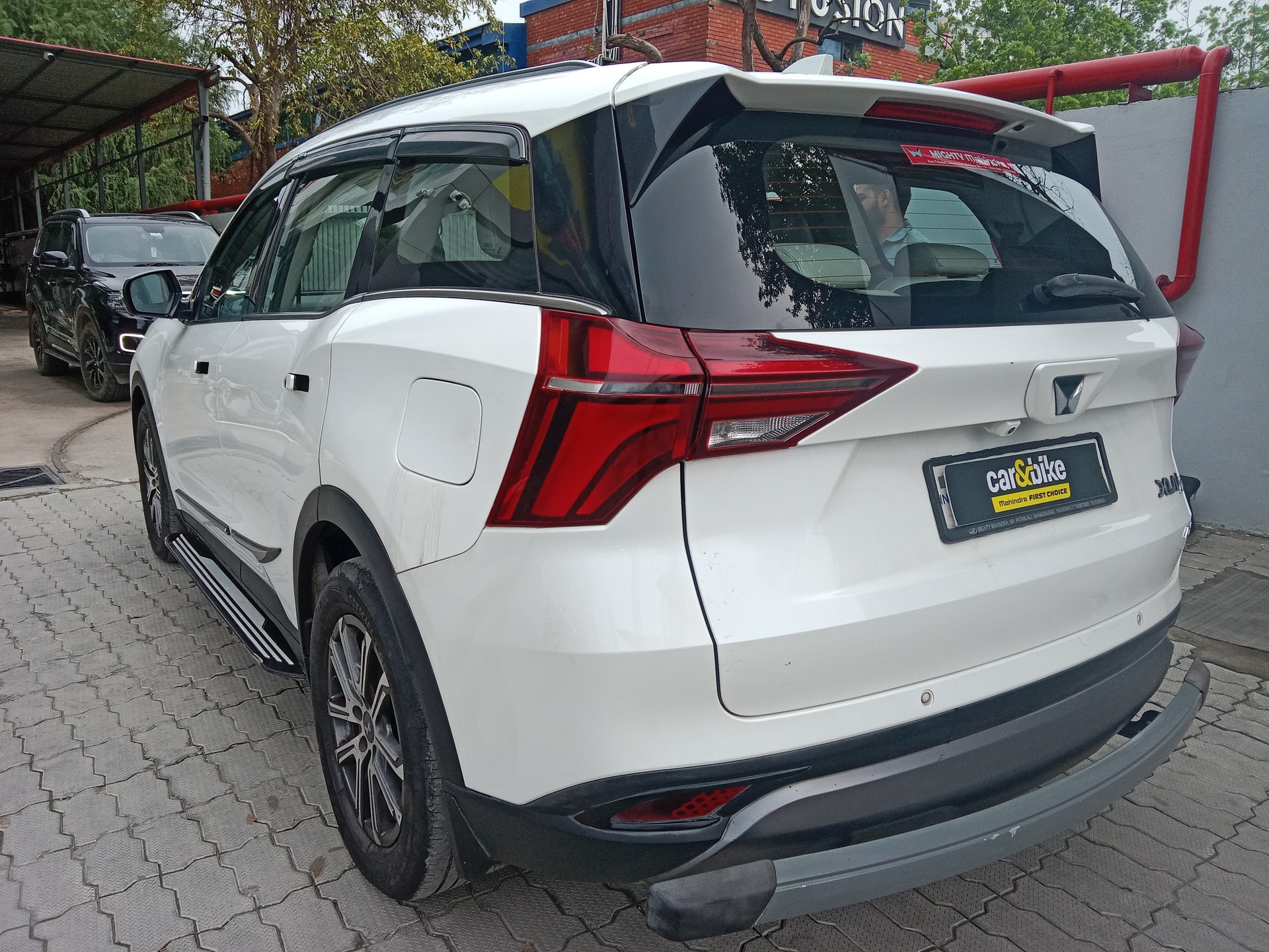 View 2022 Mahindra XUV700 AX7 AT Luxury Petrol 7 STR Image 10 Used 2022 Mahindra XUV700 AX7 AT Luxury Petrol 7 STR Image 10