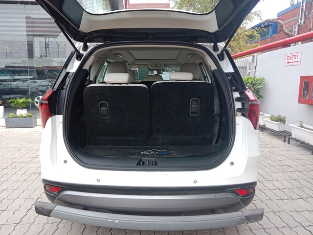 View Mahindra XUV700 Image 17 Used Mahindra XUV700 Image 17