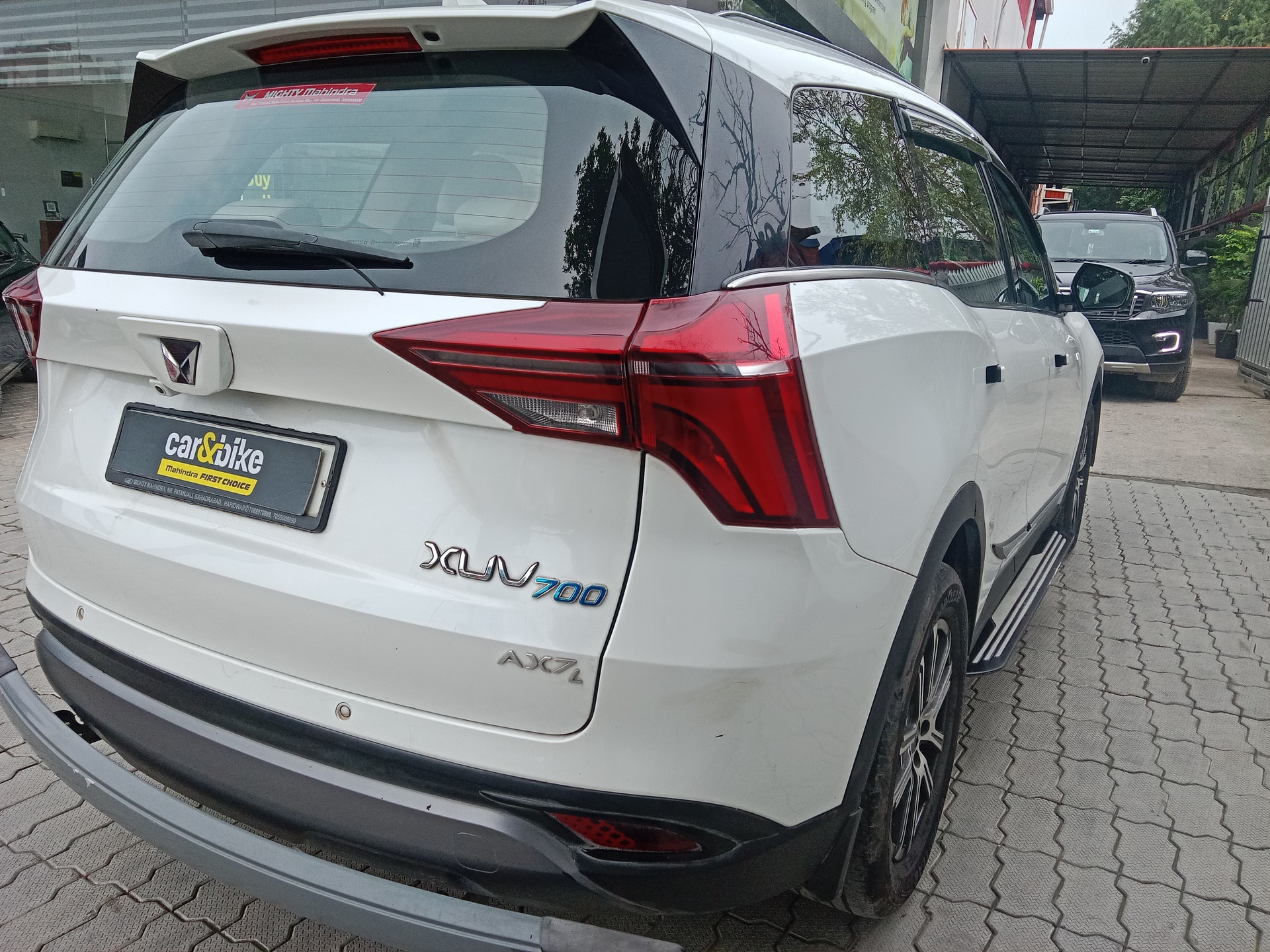 View 2022 Mahindra XUV700 AX7 AT Luxury Petrol 7 STR Image 14 Used 2022 Mahindra XUV700 AX7 AT Luxury Petrol 7 STR Image 14