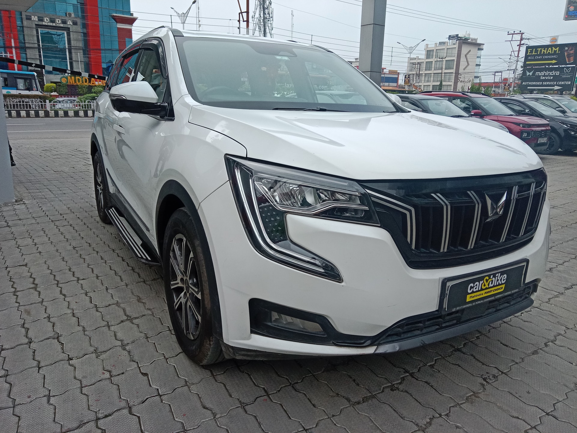 View 2022 Mahindra XUV700 AX7 AT Luxury Petrol 7 STR Image 12 Used 2022 Mahindra XUV700 AX7 AT Luxury Petrol 7 STR Image 12