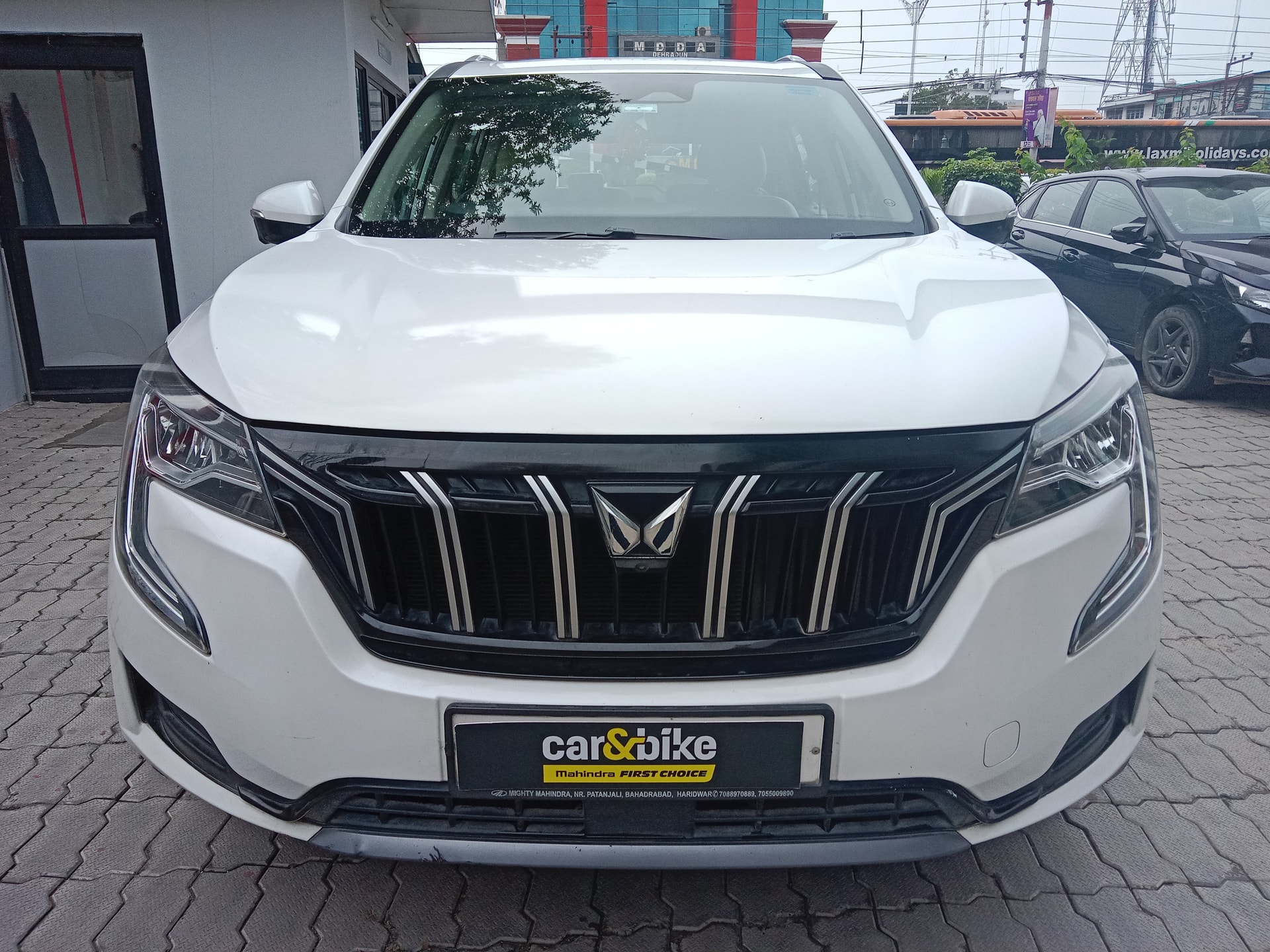 View 2022 Mahindra XUV700 AX7 AT Luxury Petrol 7 STR Image 2 Used 2022 Mahindra XUV700 AX7 AT Luxury Petrol 7 STR Image 2