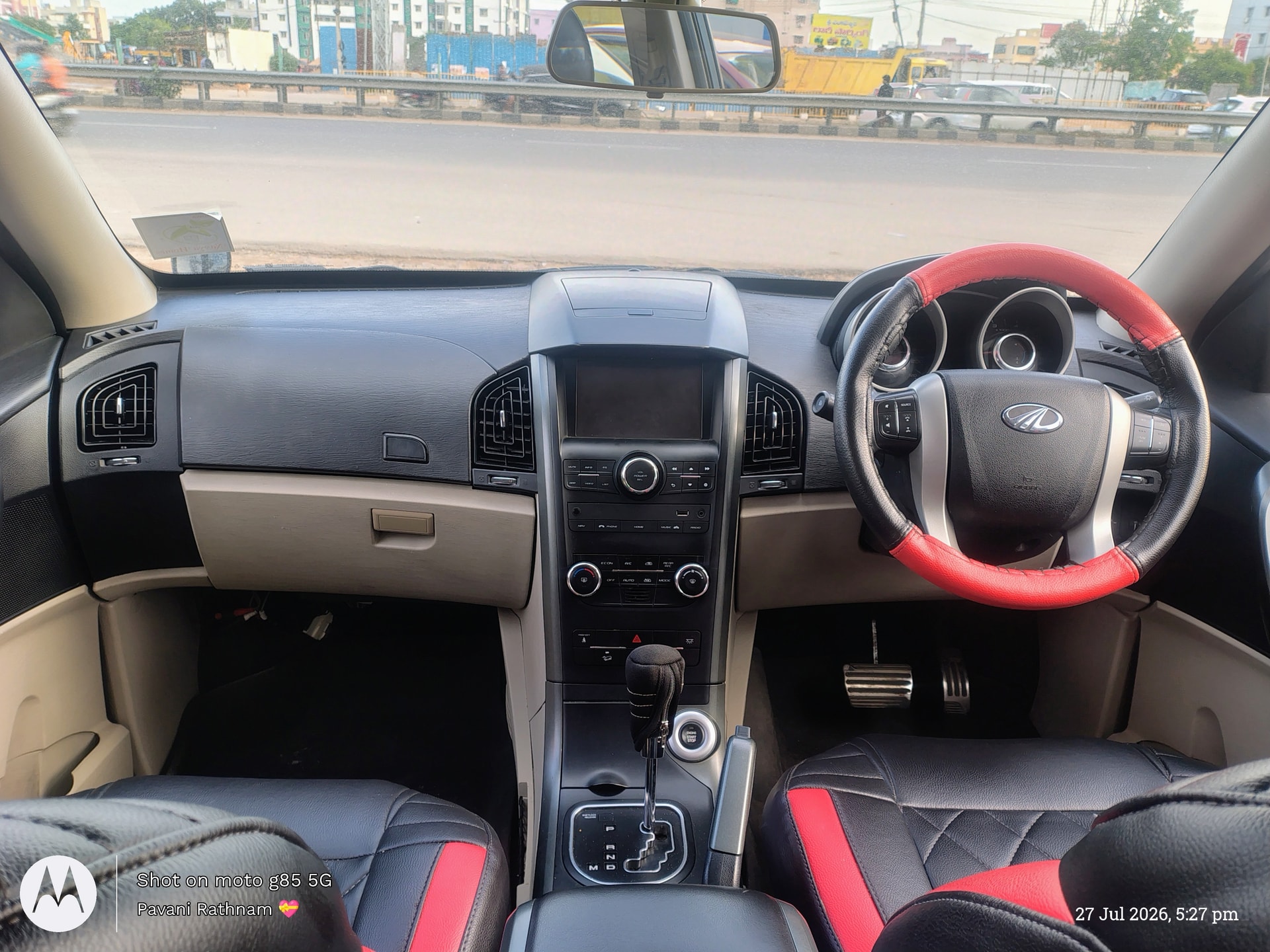 View 2017 Mahindra XUV500 W10 FWD AT Image 9 Used 2017 Mahindra XUV500 W10 FWD AT Image 9