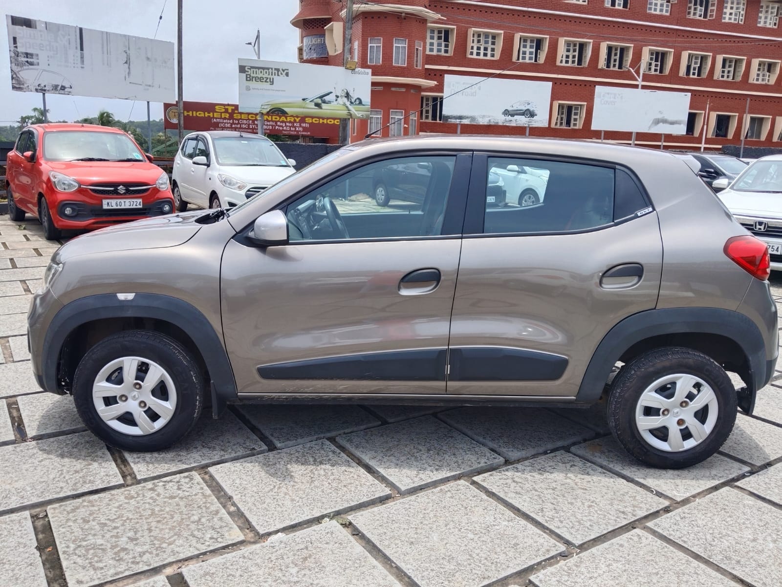 View 2018 Renault Kwid RXT 1.0 AMT Driver Airbag Option Image 6 Used 2018 Renault Kwid RXT 1.0 AMT Driver Airbag Option Image 6