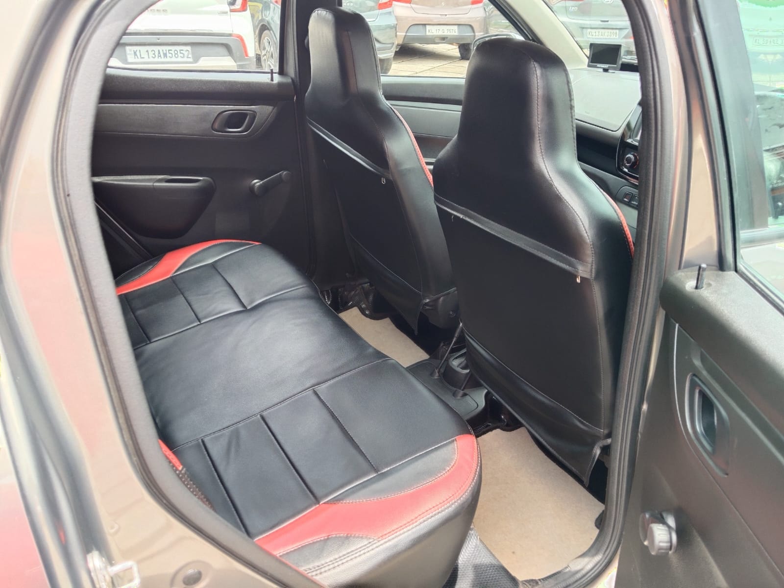 View 2018 Renault Kwid RXT 1.0 AMT Driver Airbag Option Image 5 Used 2018 Renault Kwid RXT 1.0 AMT Driver Airbag Option Image 5