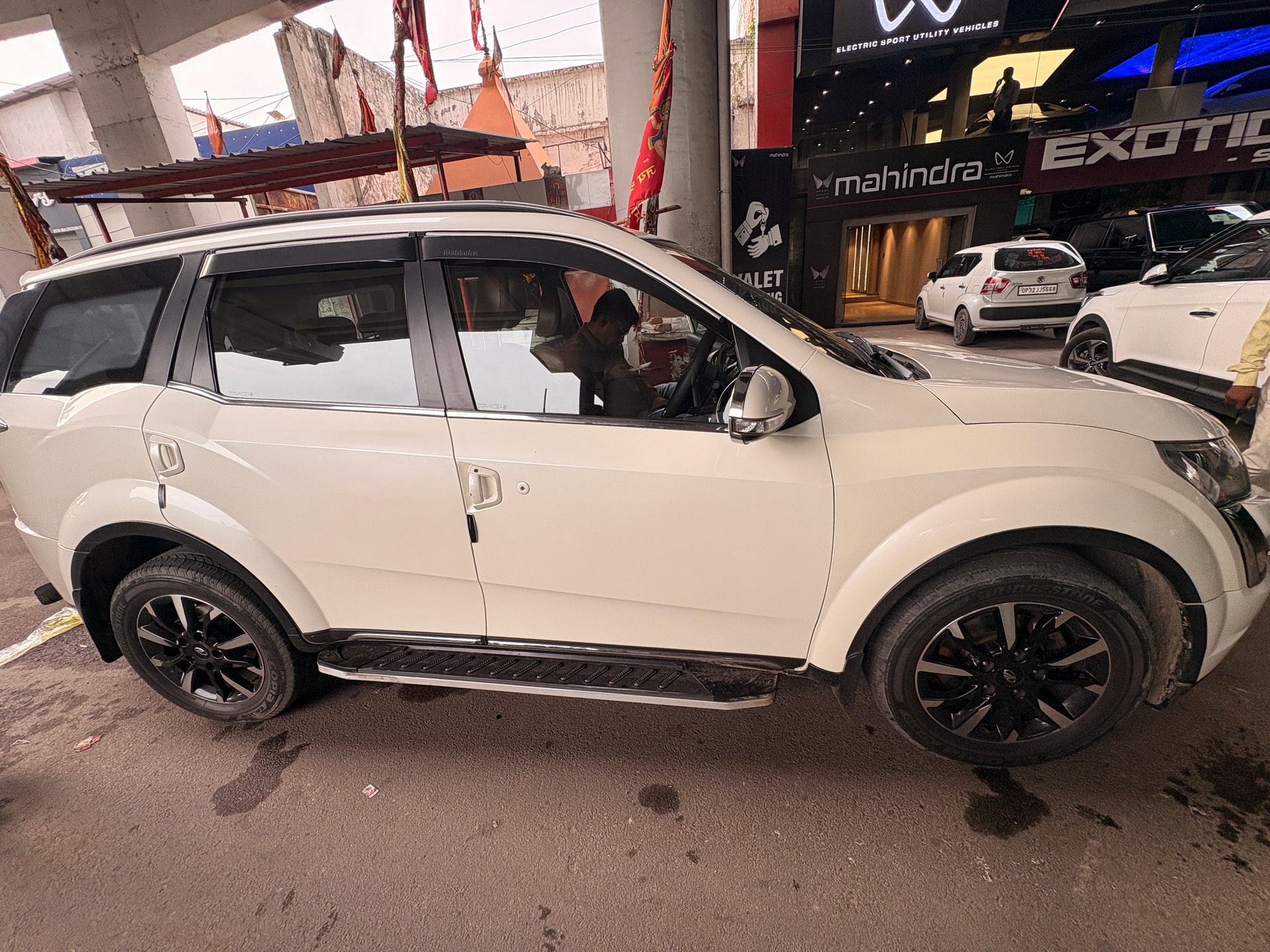 View 2020 Mahindra XUV500 W11 Image 2 Used 2020 Mahindra XUV500 W11 Image 2