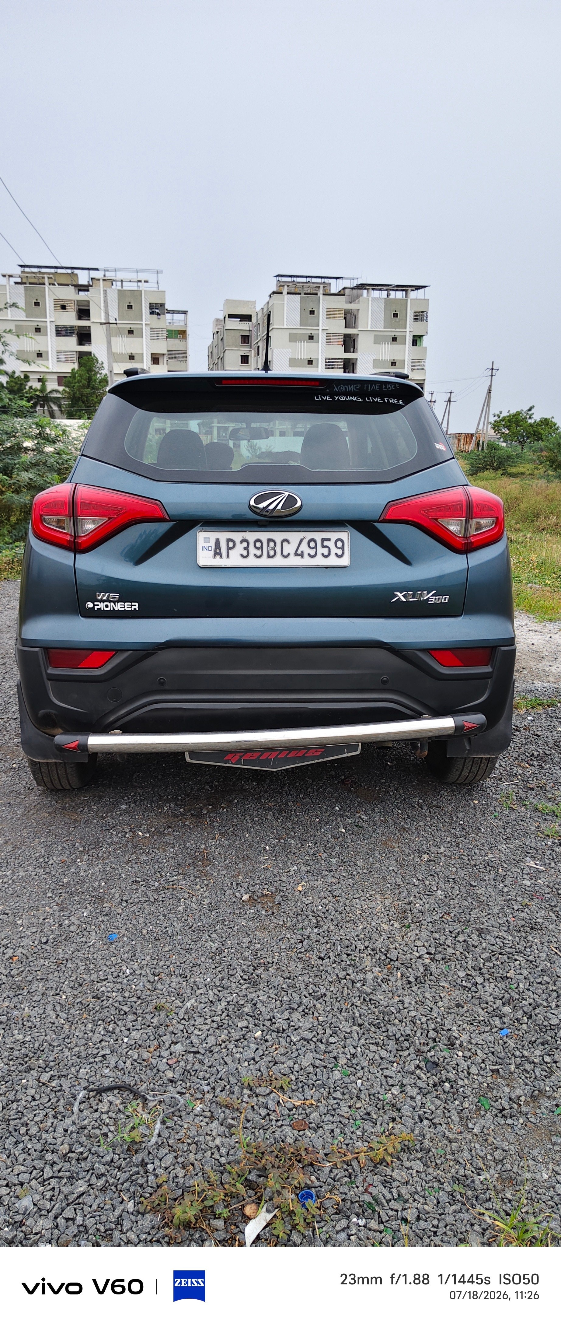 View 2019 Mahindra XUV300 W6 Diesel BS IV Image 3 Used 2019 Mahindra XUV300 W6 Diesel BS IV Image 3