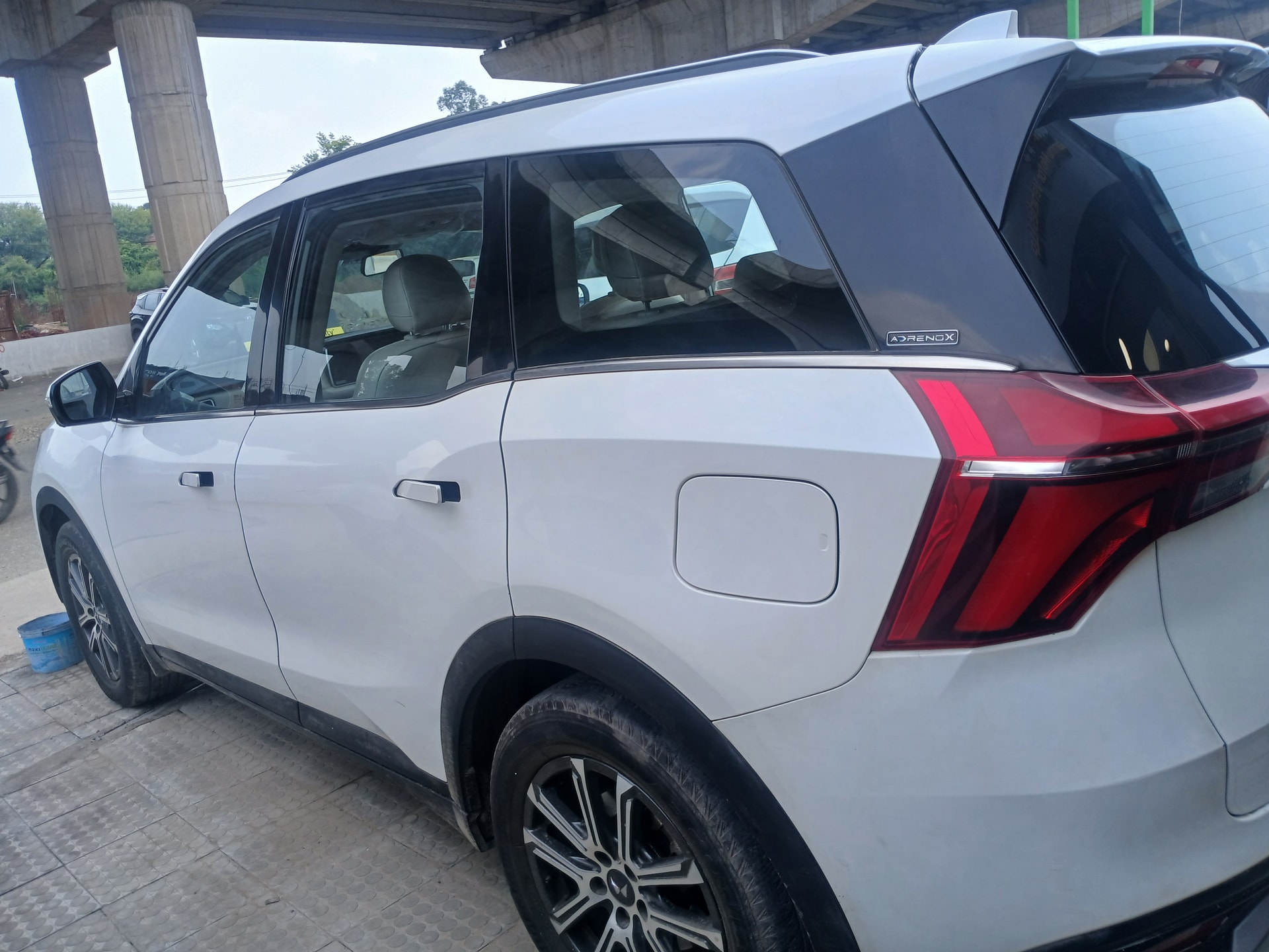View 2023 Mahindra XUV700 AX7 AT Diesel 7 STR Image 10 Used 2023 Mahindra XUV700 AX7 AT Diesel 7 STR Image 10