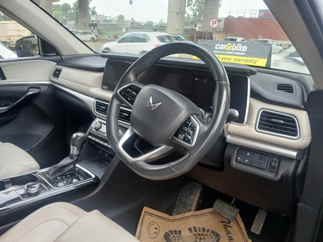View Mahindra XUV700 Image 9 Used Mahindra XUV700 Image 9