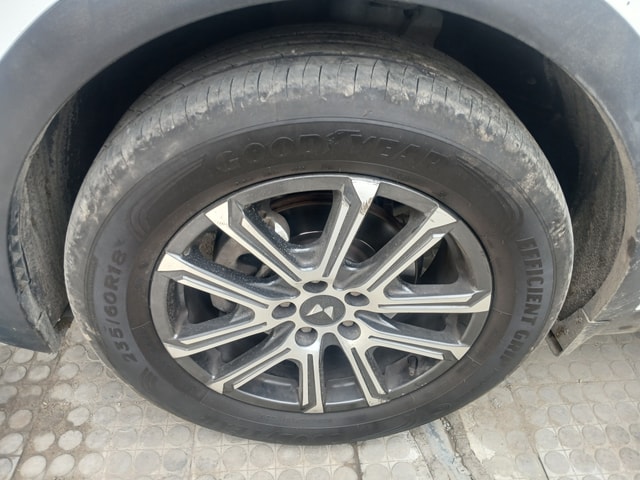 View Mahindra XUV700 Image 16 Used Mahindra XUV700 Image 16