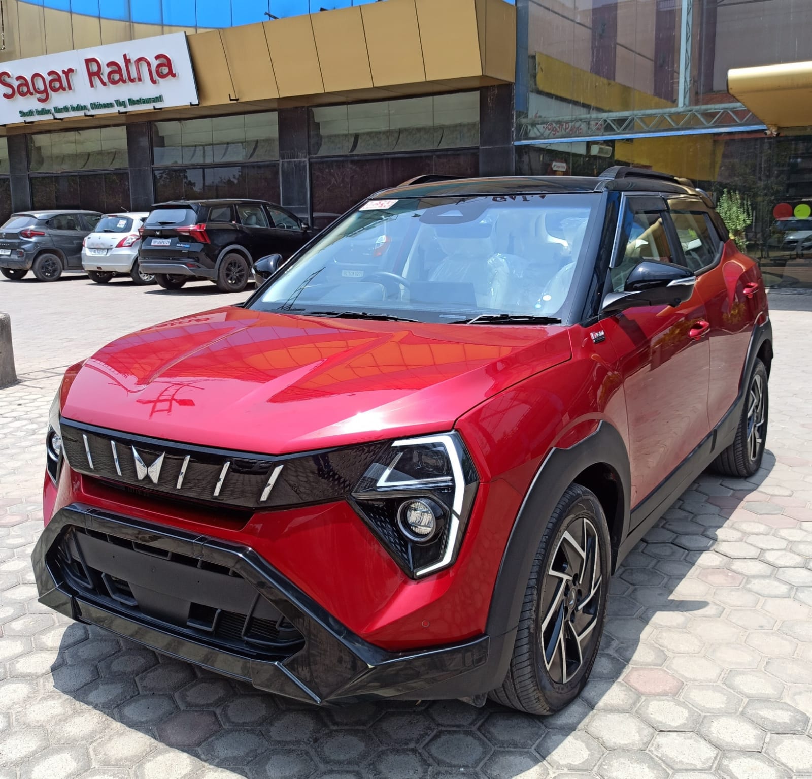 View 2024 Mahindra XUV 3XO AX7 1.2 TGDi AT Image 2 Used 2024 Mahindra XUV 3XO AX7 1.2 TGDi AT Image 2