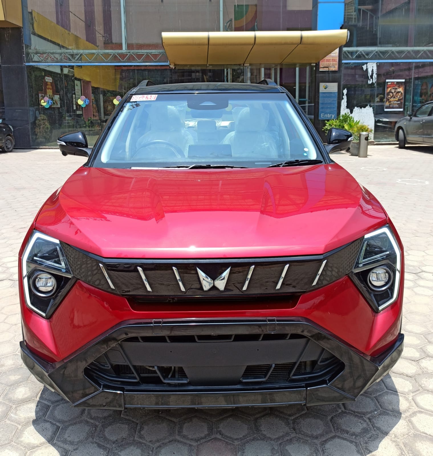 View 2024 Mahindra XUV 3XO AX7 1.2 TGDi AT Image 1 Used 2024 Mahindra XUV 3XO AX7 1.2 TGDi AT Image 1