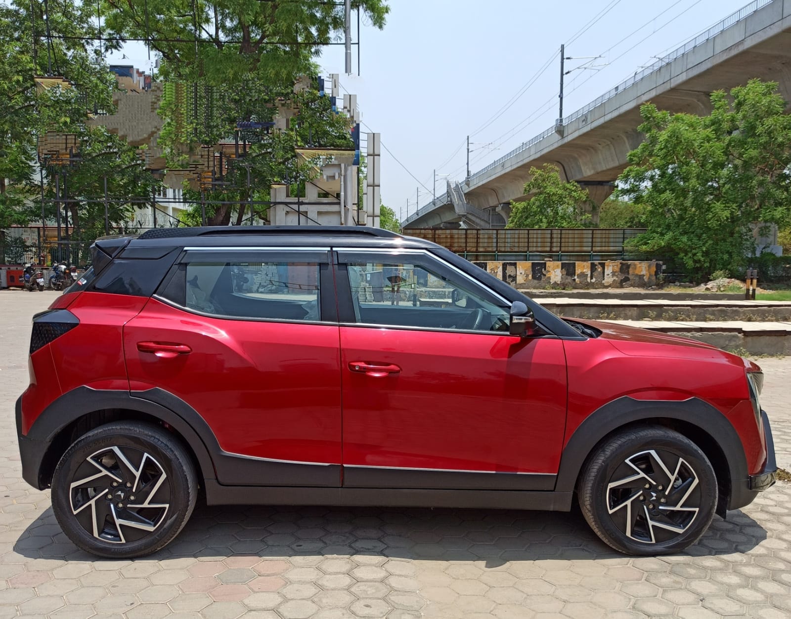 View 2024 Mahindra XUV 3XO AX7 1.2 TGDi AT Image 5 Used 2024 Mahindra XUV 3XO AX7 1.2 TGDi AT Image 5