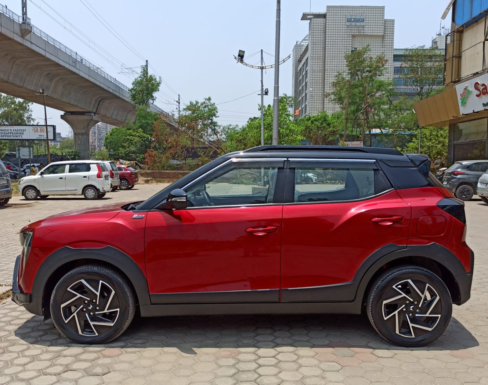 View 2024 Mahindra XUV 3XO AX7 1.2 TGDi AT Image 4 Used 2024 Mahindra XUV 3XO AX7 1.2 TGDi AT Image 4