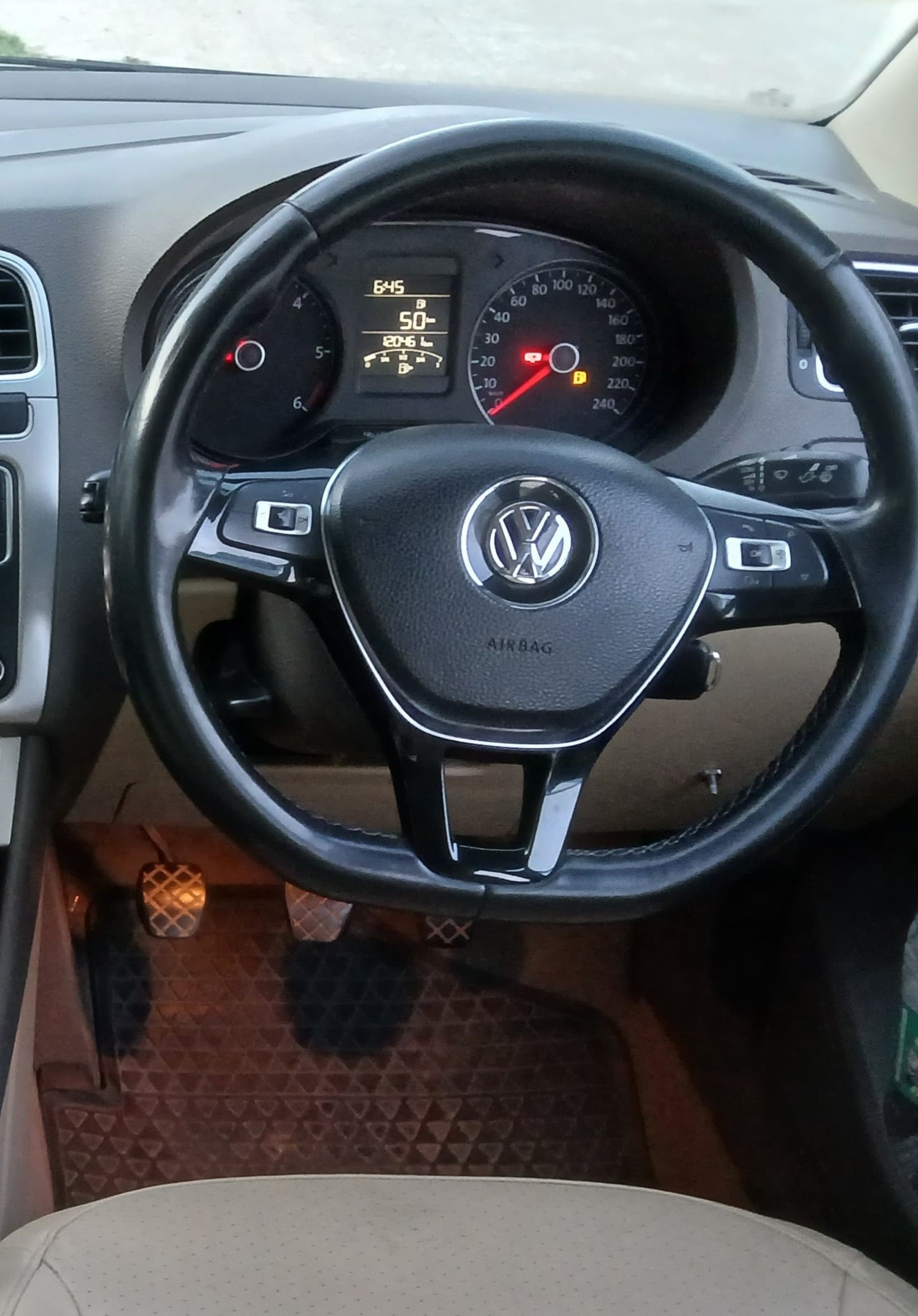 View 2017 Volkswagen Vento 1.5 L TDI Highline Diesel BS IV Image 6 Used 2017 Volkswagen Vento 1.5 L TDI Highline Diesel BS IV Image 6