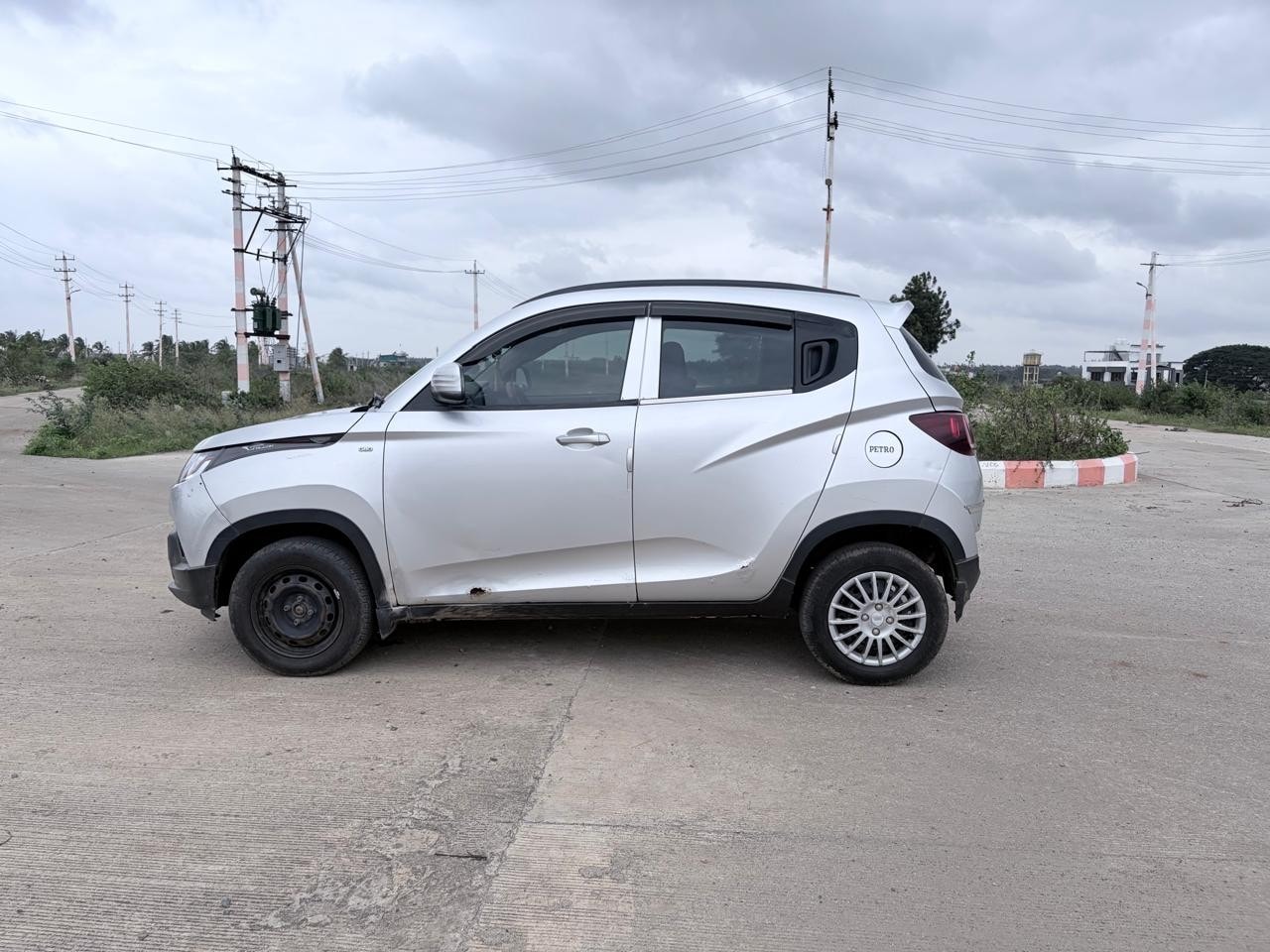 View 2016 Mahindra KUV100 K4 Plus Petrol 6 Seater BS IV Image 6 Used 2016 Mahindra KUV100 K4 Plus Petrol 6 Seater BS IV Image 6