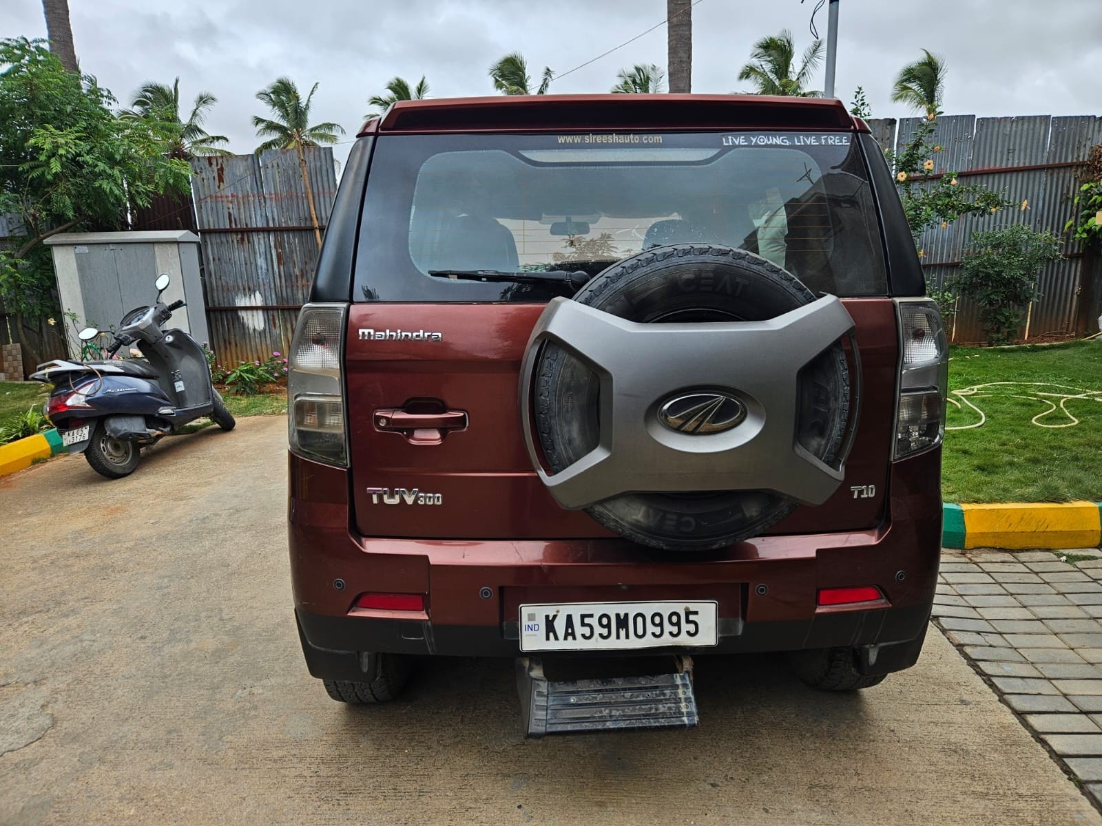 View 2019 Mahindra TUV300 T10 100HP Image 3 Used 2019 Mahindra TUV300 T10 100HP Image 3