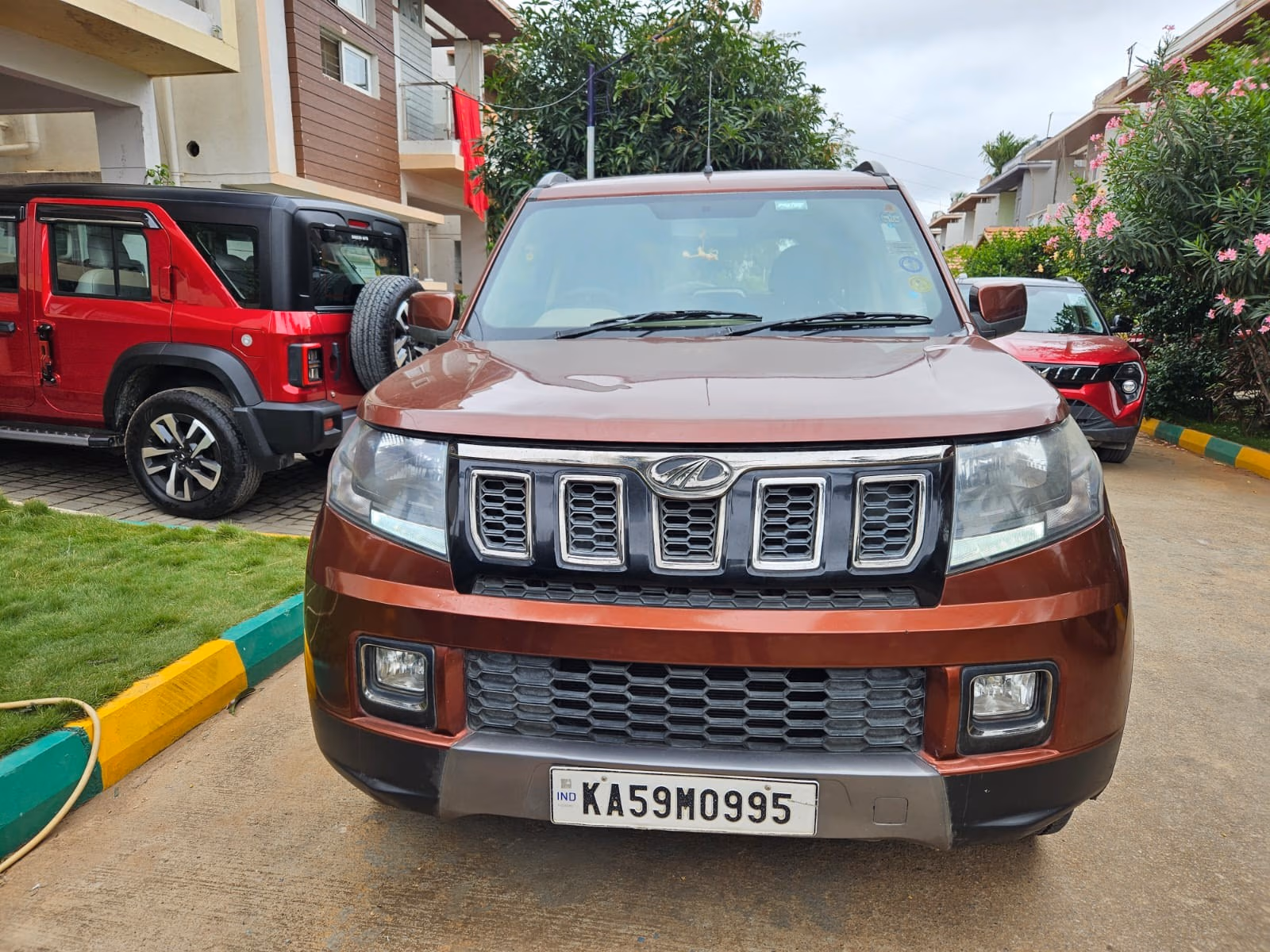 View 2019 Mahindra TUV300 T10 100HP Image 2 Used 2019 Mahindra TUV300 T10 100HP Image 2