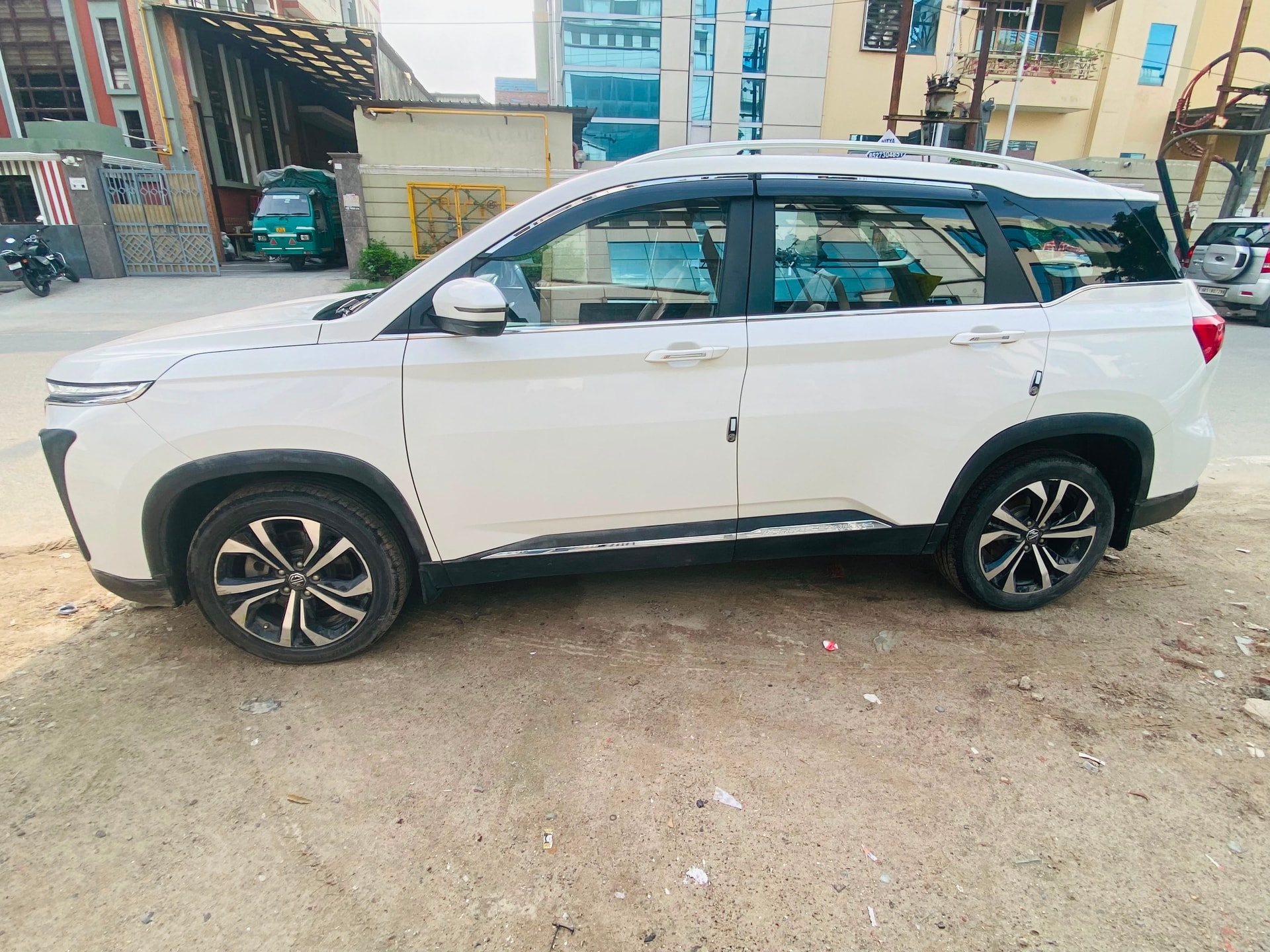 View 2023 MG Hector Plus Sharp Pro 6 Seater EX CVT Petrol Image 4 Used 2023 MG Hector Plus Sharp Pro 6 Seater EX CVT Petrol Image 4
