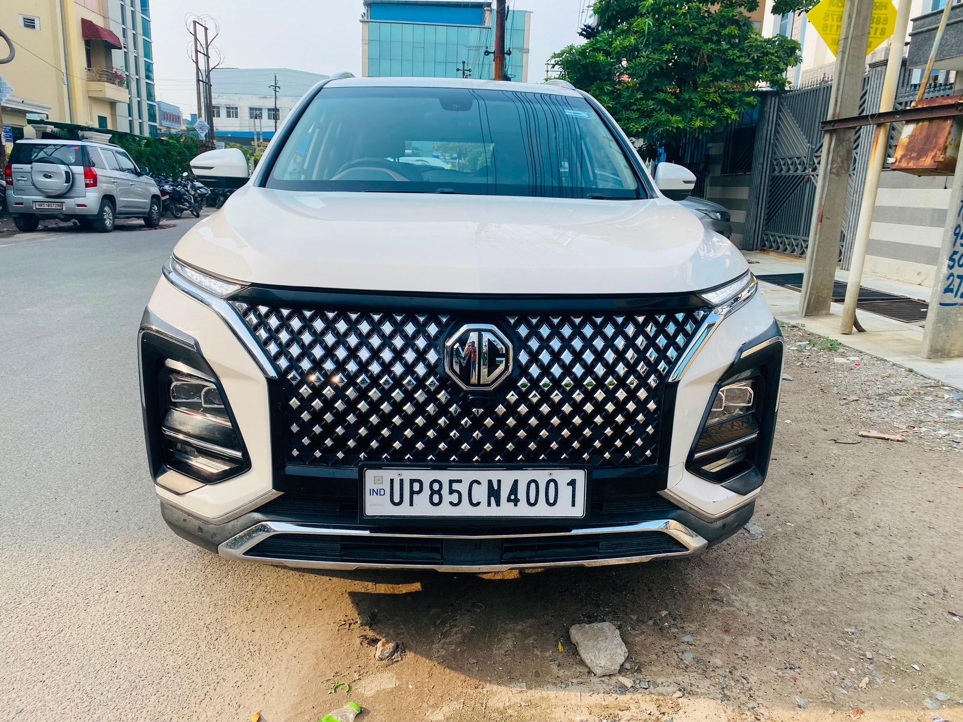 View 2023 MG Hector Plus Sharp Pro 6 Seater EX CVT Petrol Image 2 Used 2023 MG Hector Plus Sharp Pro 6 Seater EX CVT Petrol Image 2