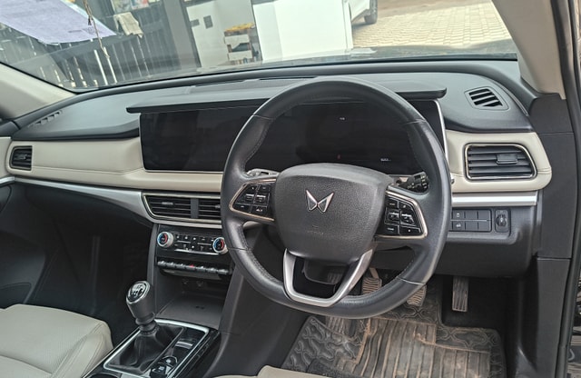 View Mahindra XUV700 Image 9 Used Mahindra XUV700 Image 9