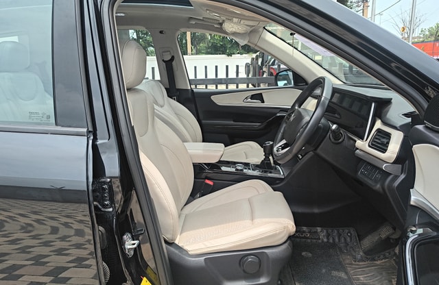 View Mahindra XUV700 Image 3 Used Mahindra XUV700 Image 3