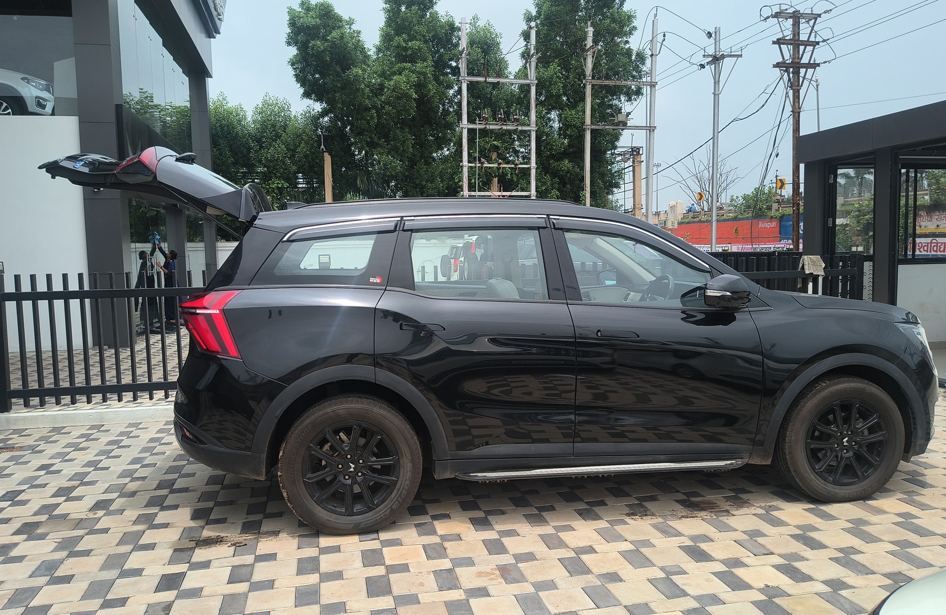 View 2024 Mahindra XUV700 MX Diesel MT 7 STR Image 17 Used 2024 Mahindra XUV700 MX Diesel MT 7 STR Image 17
