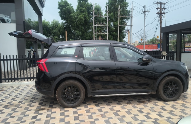 View Mahindra XUV700 Image 17 Used Mahindra XUV700 Image 17