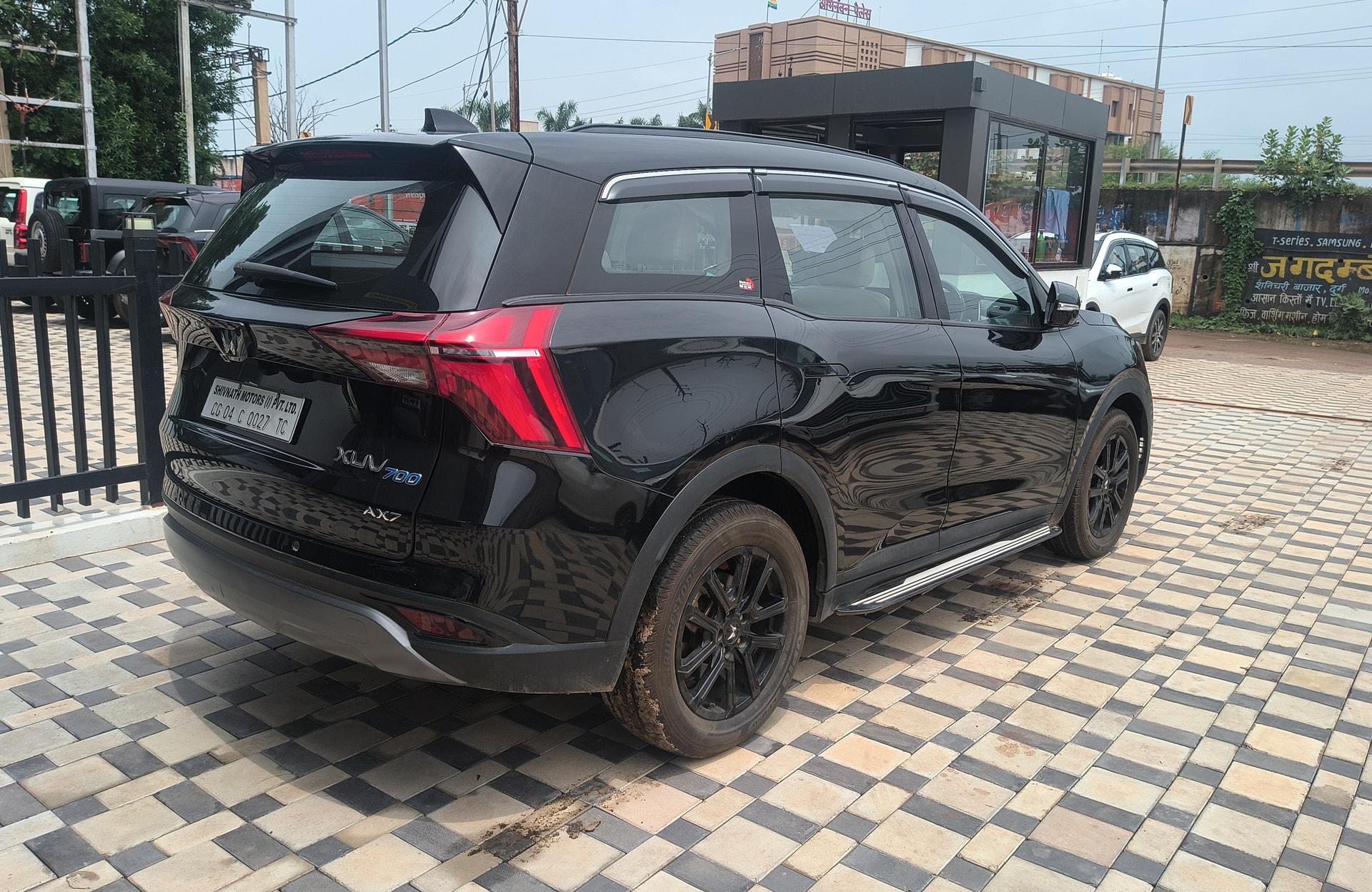 View 2024 Mahindra XUV700 MX Diesel MT 7 STR Image 14 Used 2024 Mahindra XUV700 MX Diesel MT 7 STR Image 14