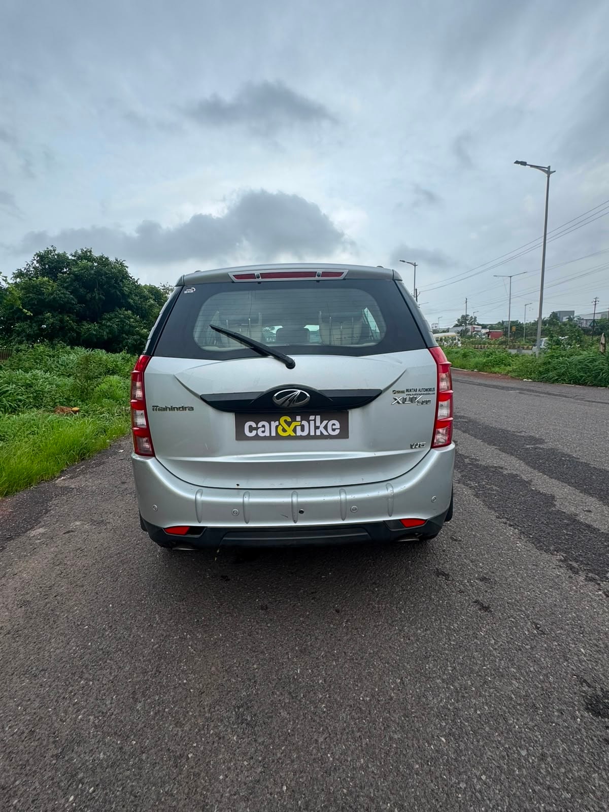 View 2017 Mahindra XUV500 W6 FWD Image 4 Used 2017 Mahindra XUV500 W6 FWD Image 4