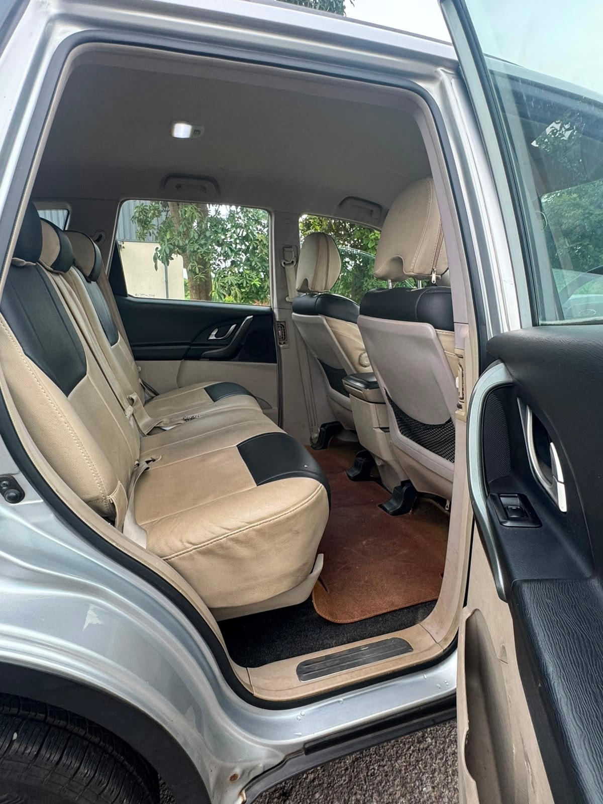 View 2017 Mahindra XUV500 W6 FWD Image 5 Used 2017 Mahindra XUV500 W6 FWD Image 5