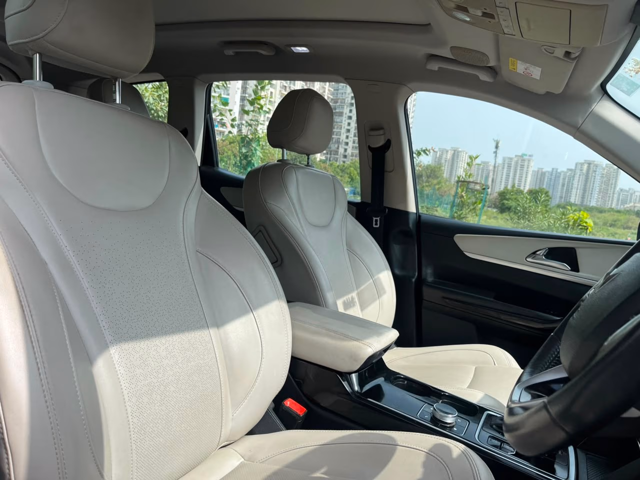 View 2022 Mahindra XUV700 AX7 AT Luxury Petrol 7 STR Image 13 Used 2022 Mahindra XUV700 AX7 AT Luxury Petrol 7 STR Image 13