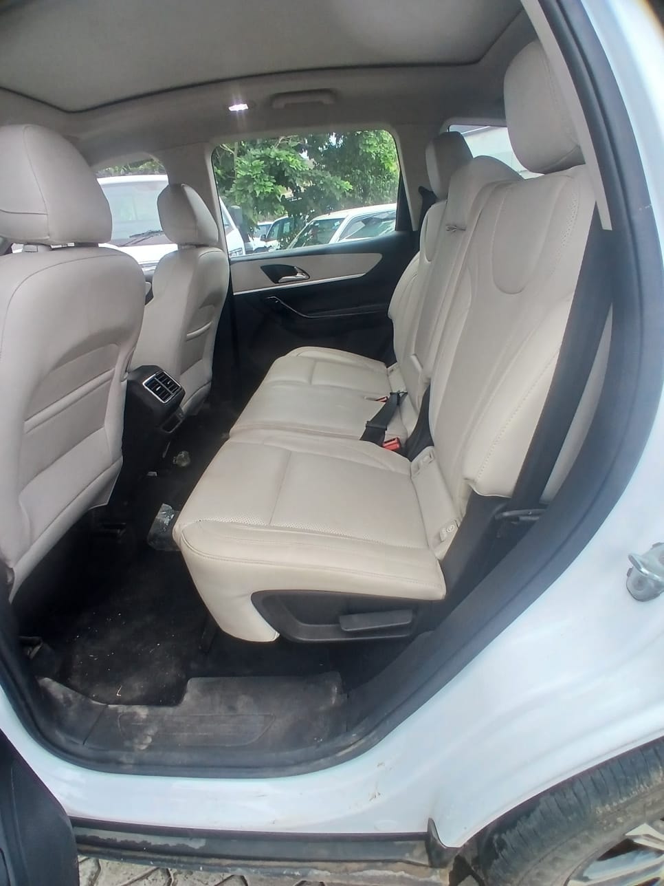 View 2025 Mahindra XUV700 AX 7 Luxury Pack Petrol 7 STR Blaze Editon AT Image 13 Used 2025 Mahindra XUV700 AX 7 Luxury Pack Petrol 7 STR Blaze Editon AT Image 13