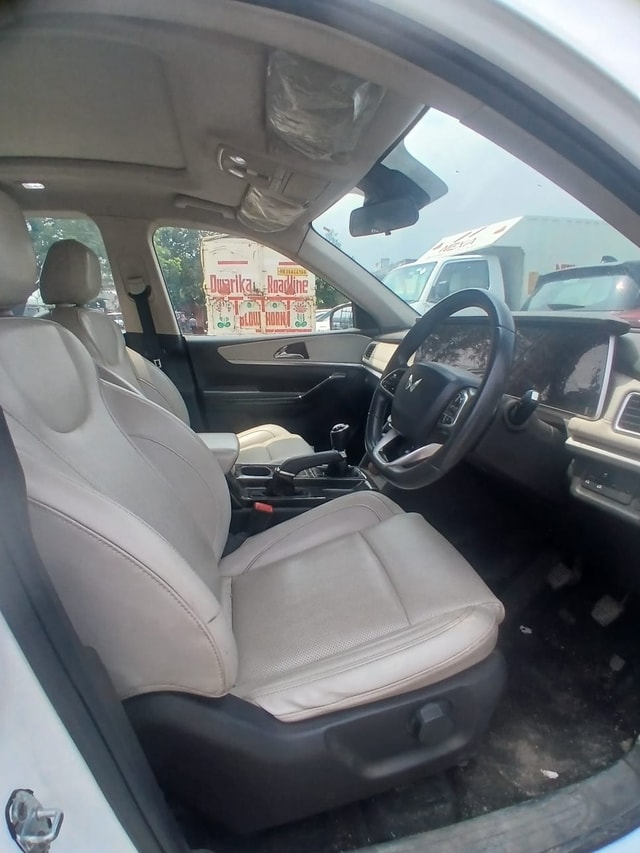 View Mahindra XUV700 Image 12 Used Mahindra XUV700 Image 12