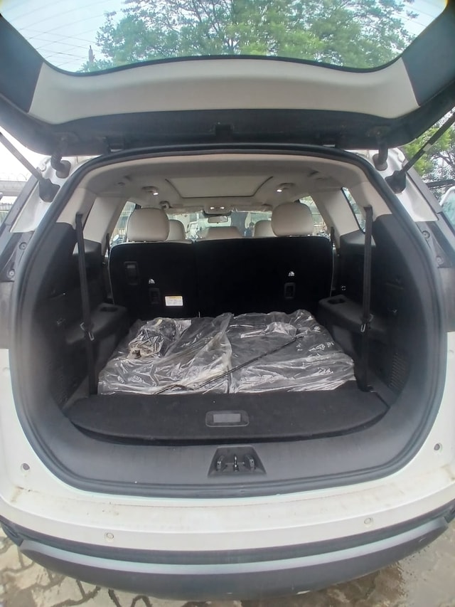 View Mahindra XUV700 Image 17 Used Mahindra XUV700 Image 17