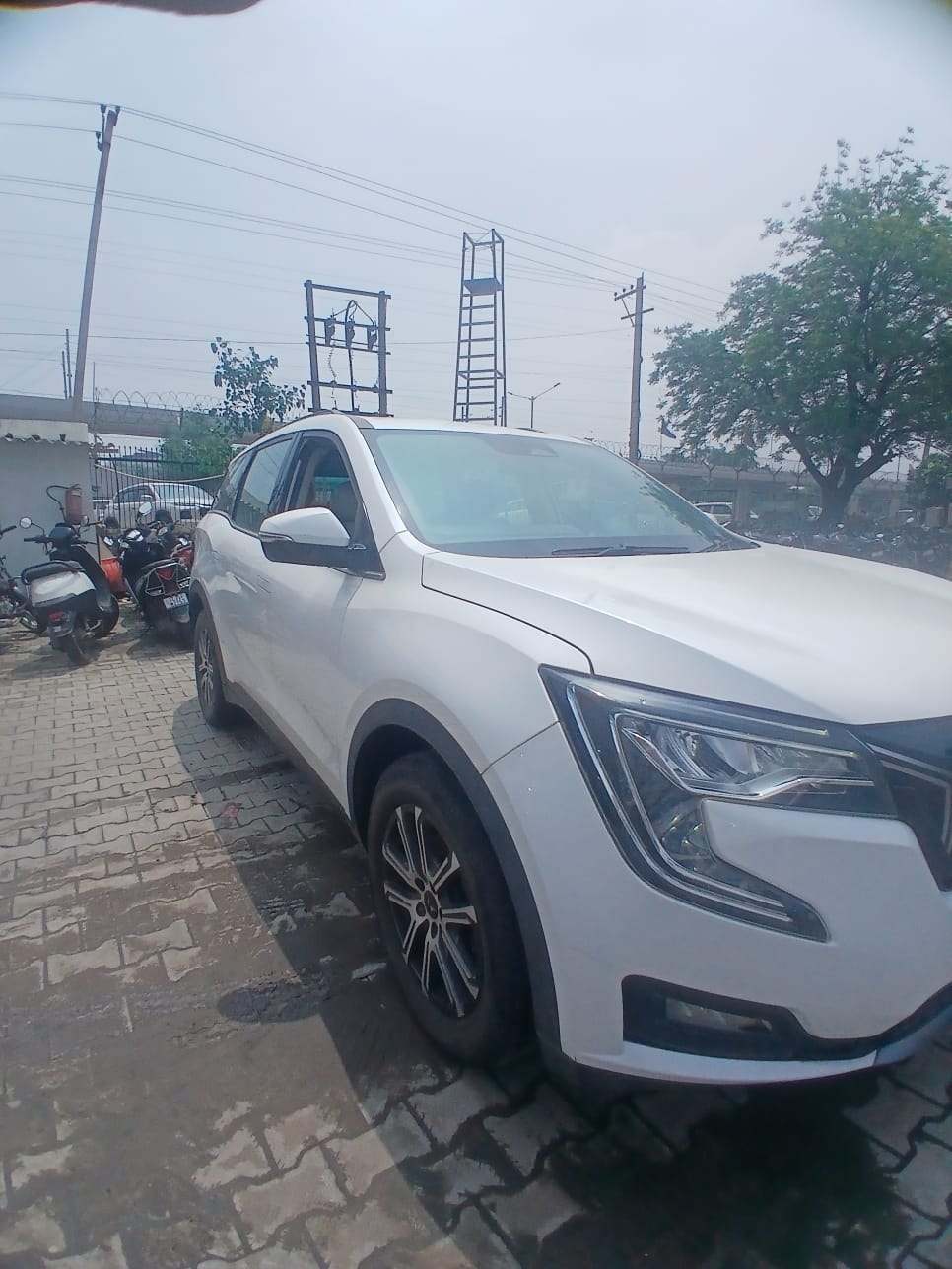 View 2025 Mahindra XUV700 AX 7 Luxury Pack Petrol 7 STR Blaze Editon AT Image 6 Used 2025 Mahindra XUV700 AX 7 Luxury Pack Petrol 7 STR Blaze Editon AT Image 6