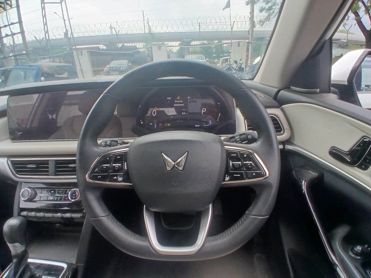 View 2025 Mahindra XUV700 AX 7 Luxury Pack Petrol 7 STR Blaze Editon AT Image 11 Used 2025 Mahindra XUV700 AX 7 Luxury Pack Petrol 7 STR Blaze Editon AT Image 11